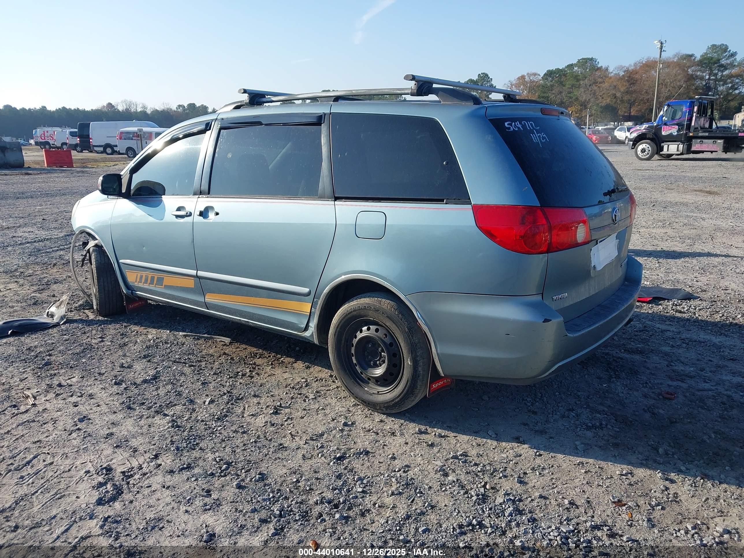 TOYOTA SIENNA image 3