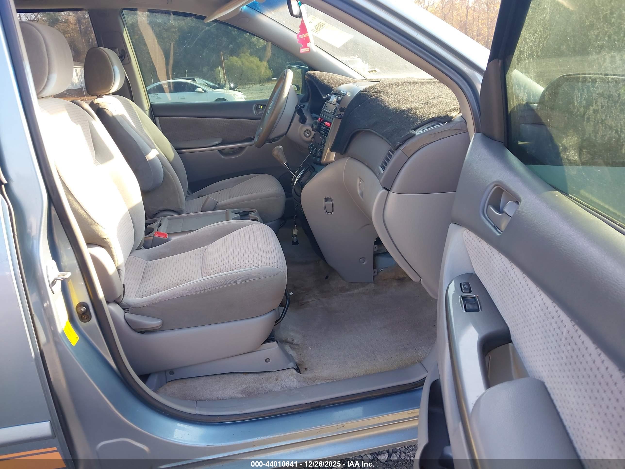 TOYOTA SIENNA image 5