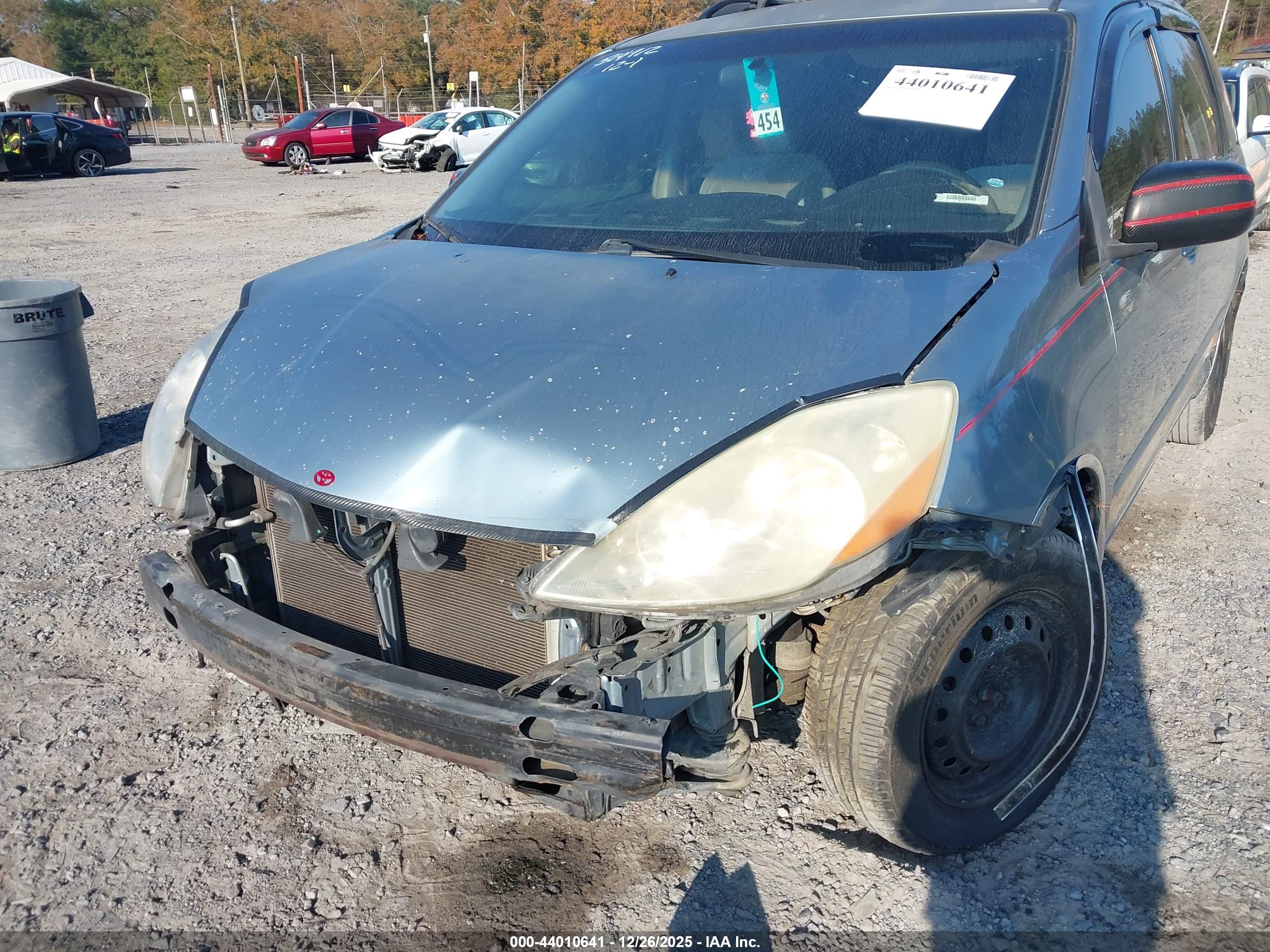 TOYOTA SIENNA image 6