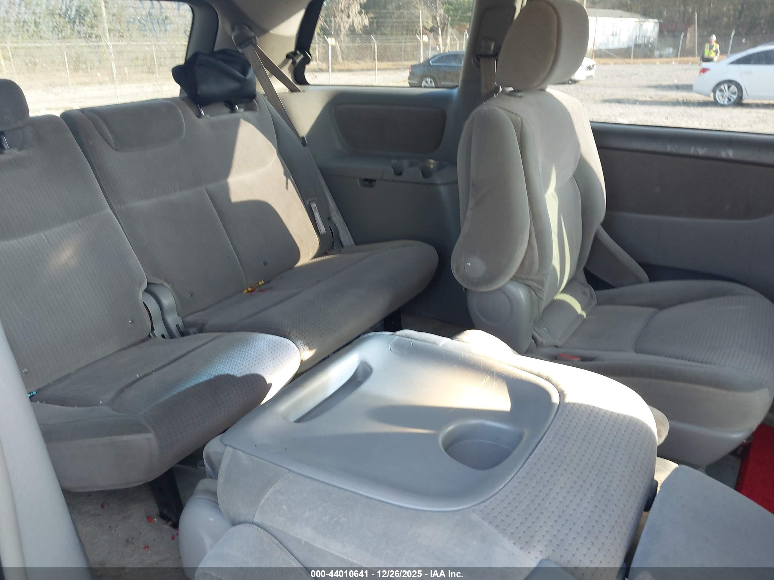 TOYOTA SIENNA image 8