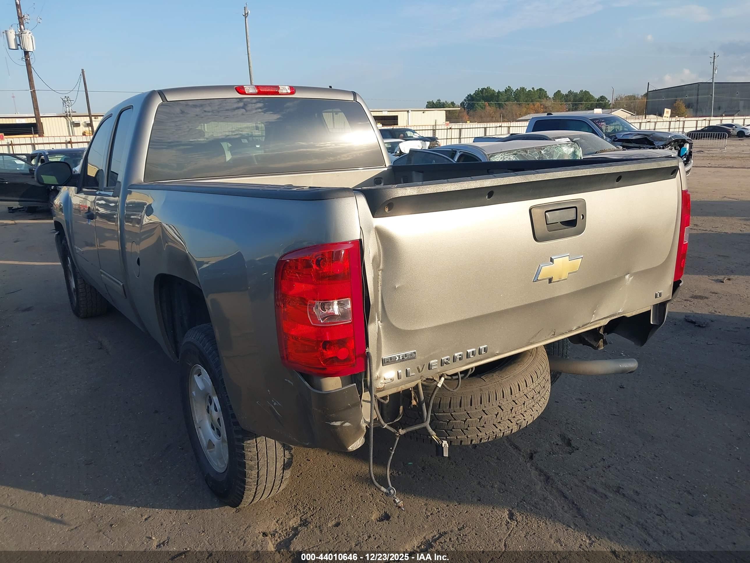 CHEVROLET SILVERADO image 3