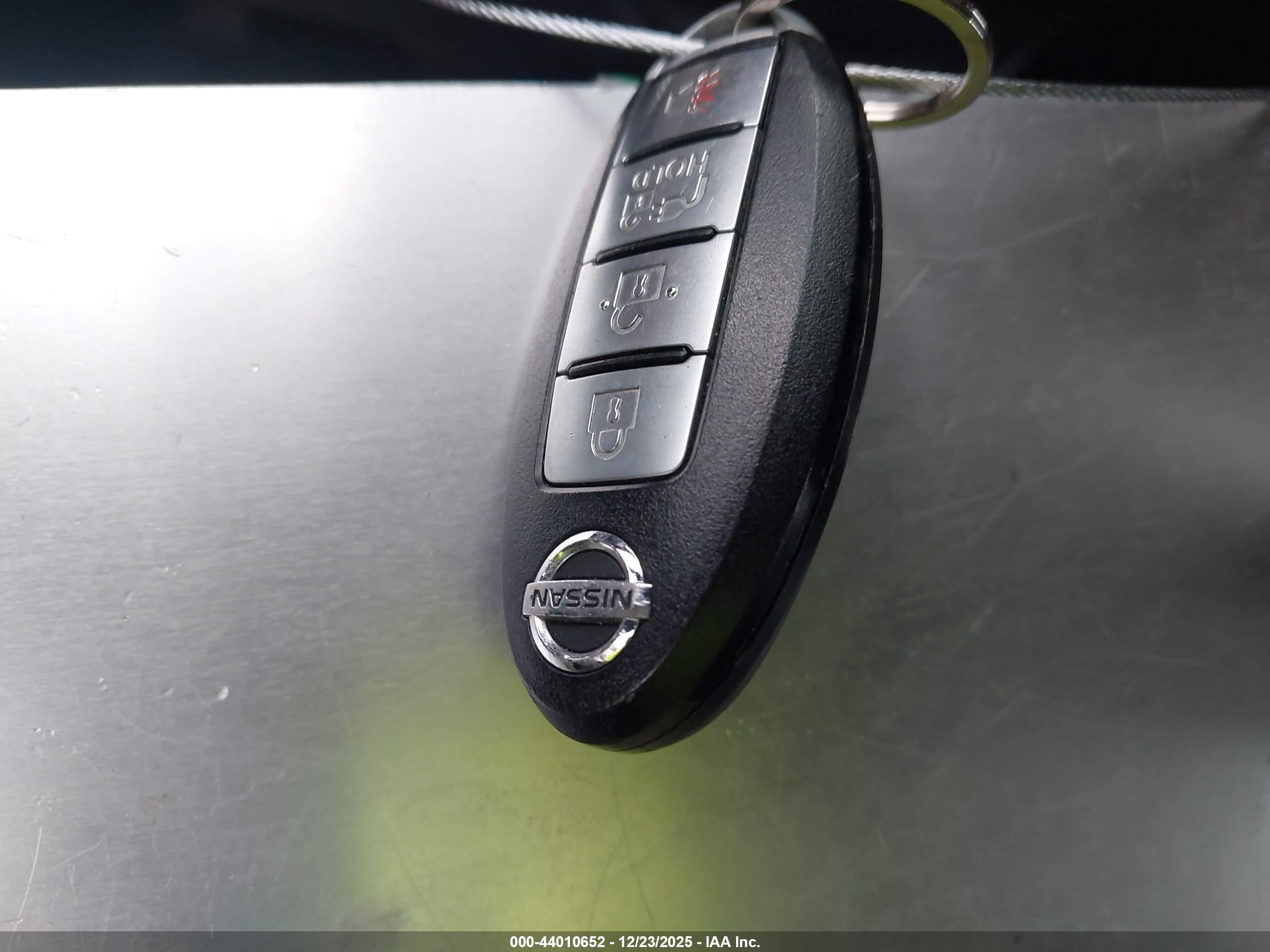 NISSAN LEAF image 11
