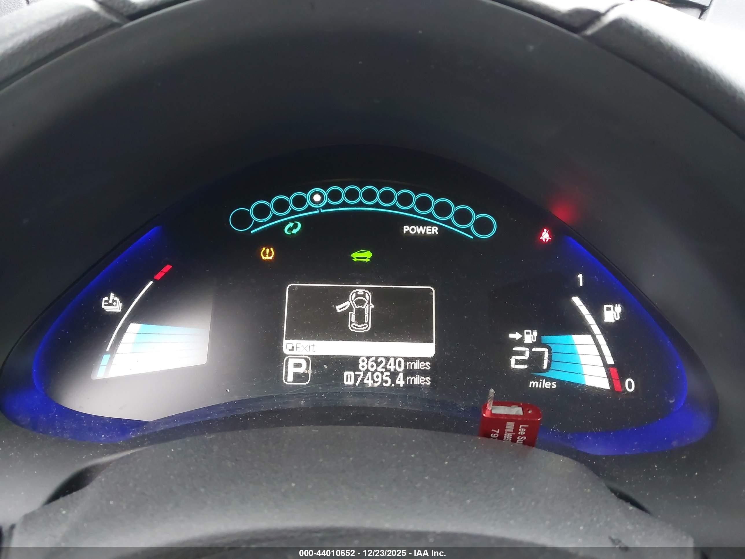 NISSAN LEAF image 7