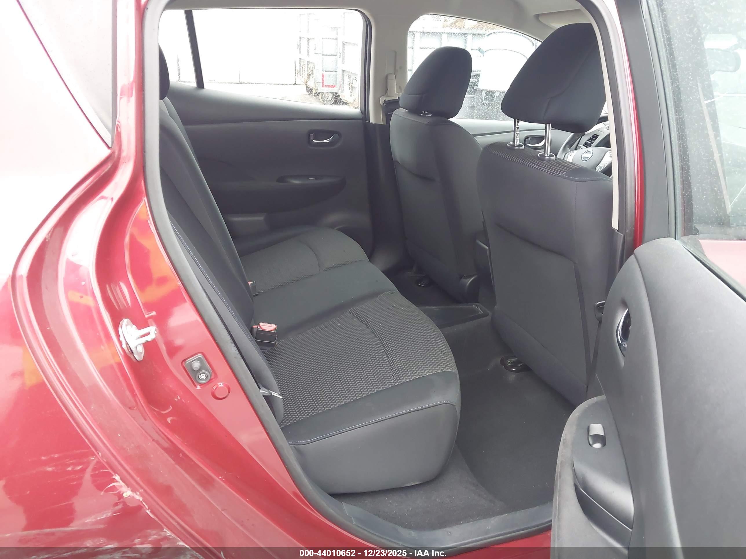NISSAN LEAF image 8