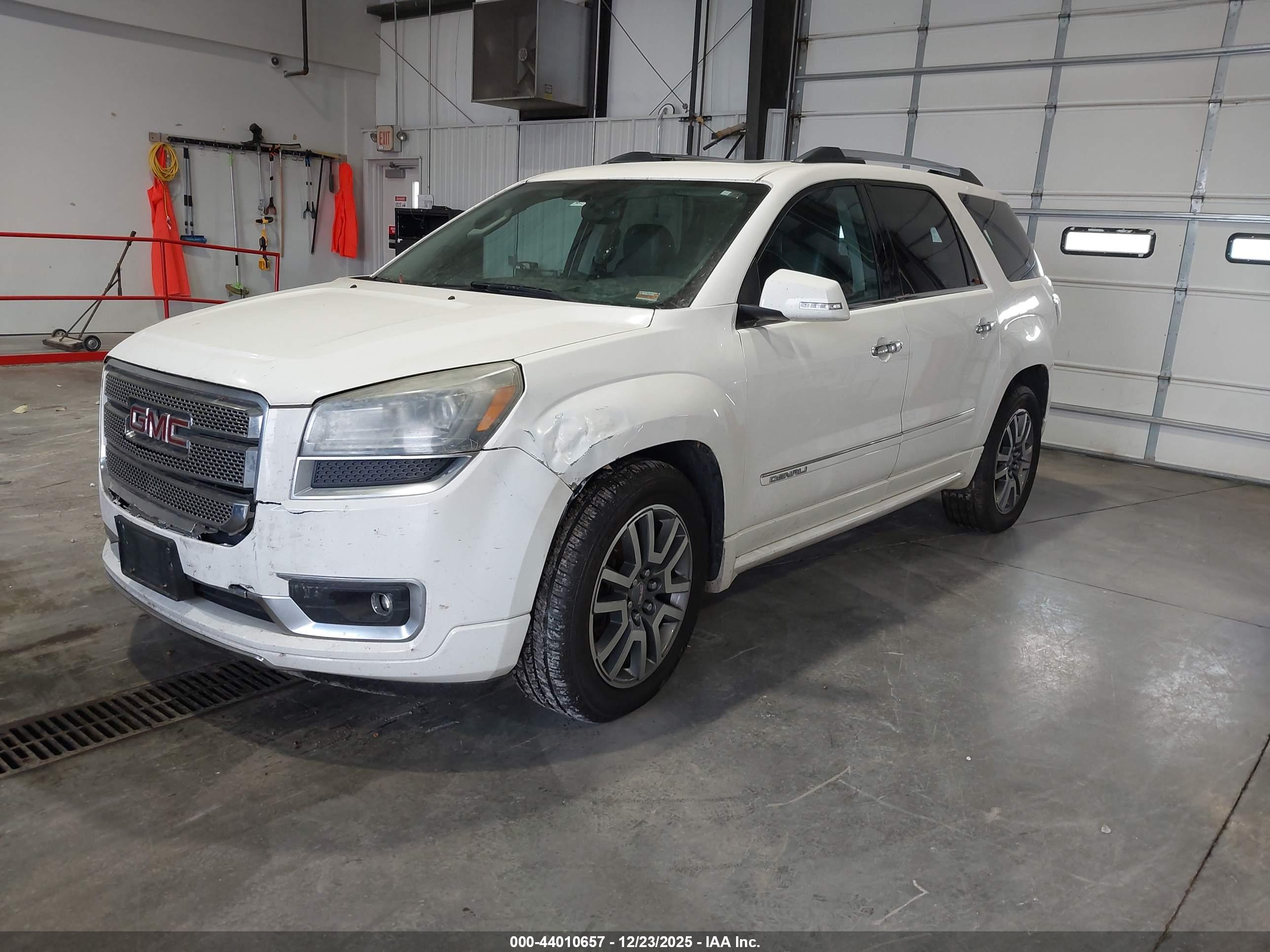 GMC ACADIA image 2