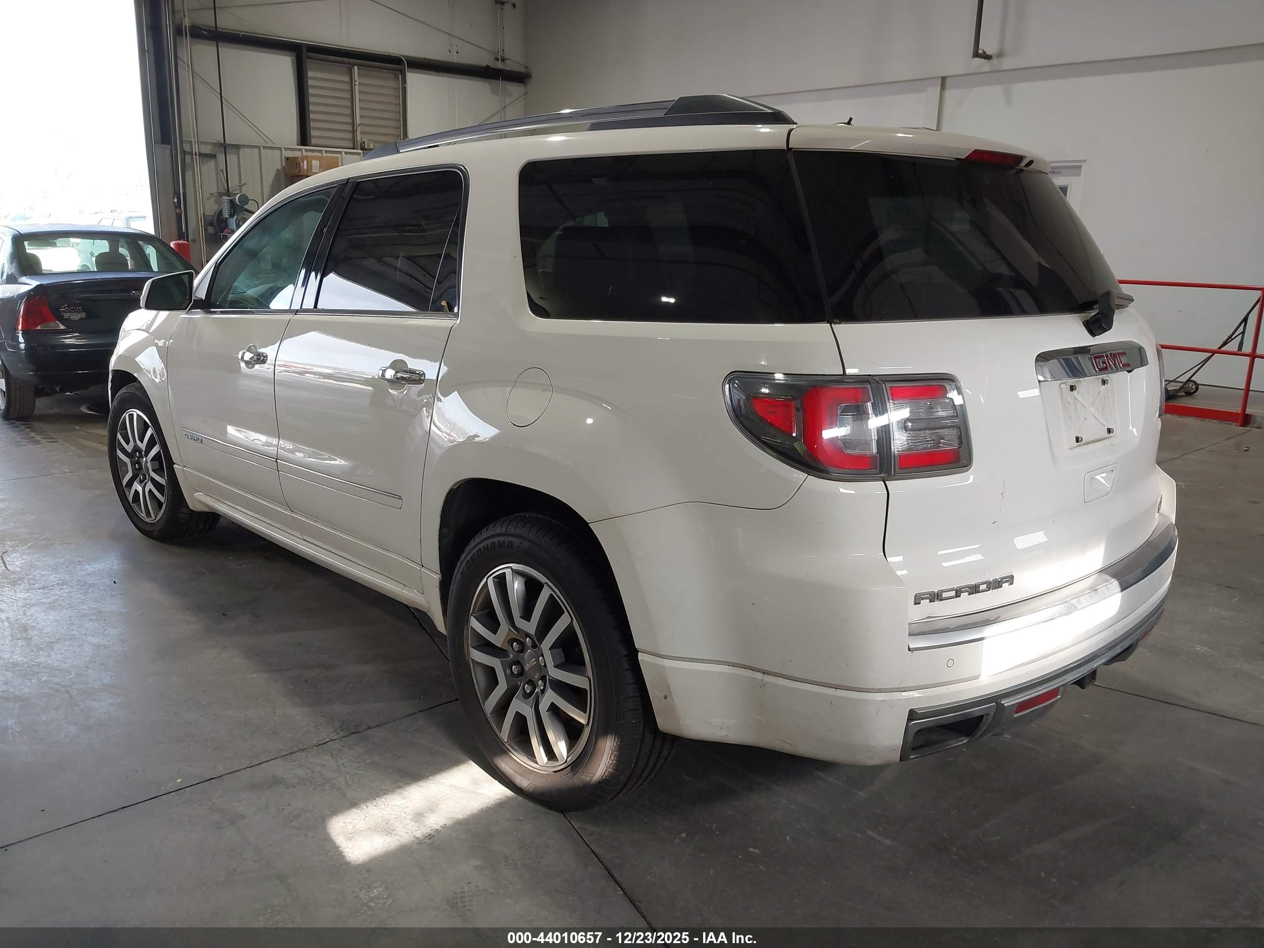 GMC ACADIA image 3