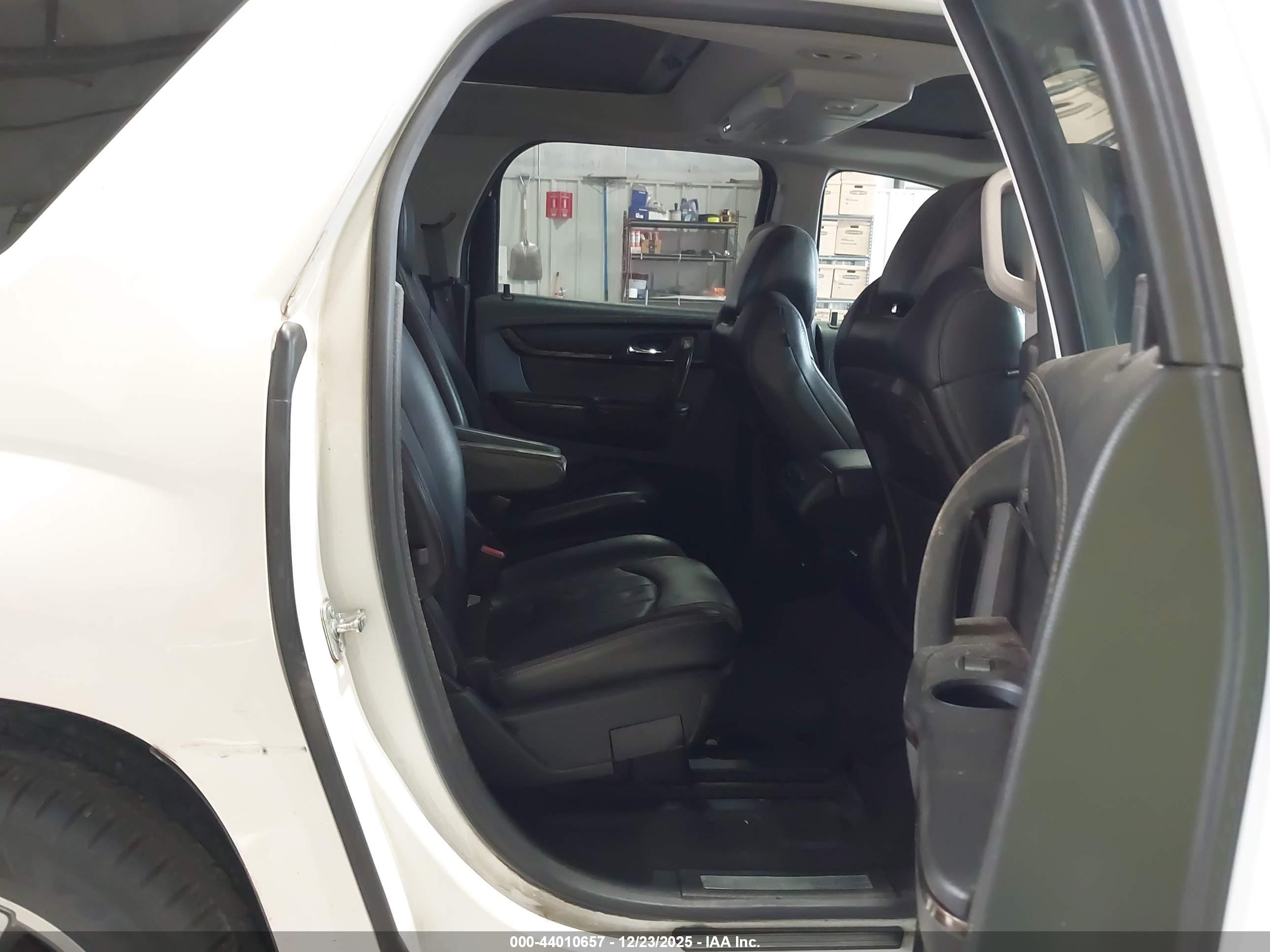 GMC ACADIA image 8