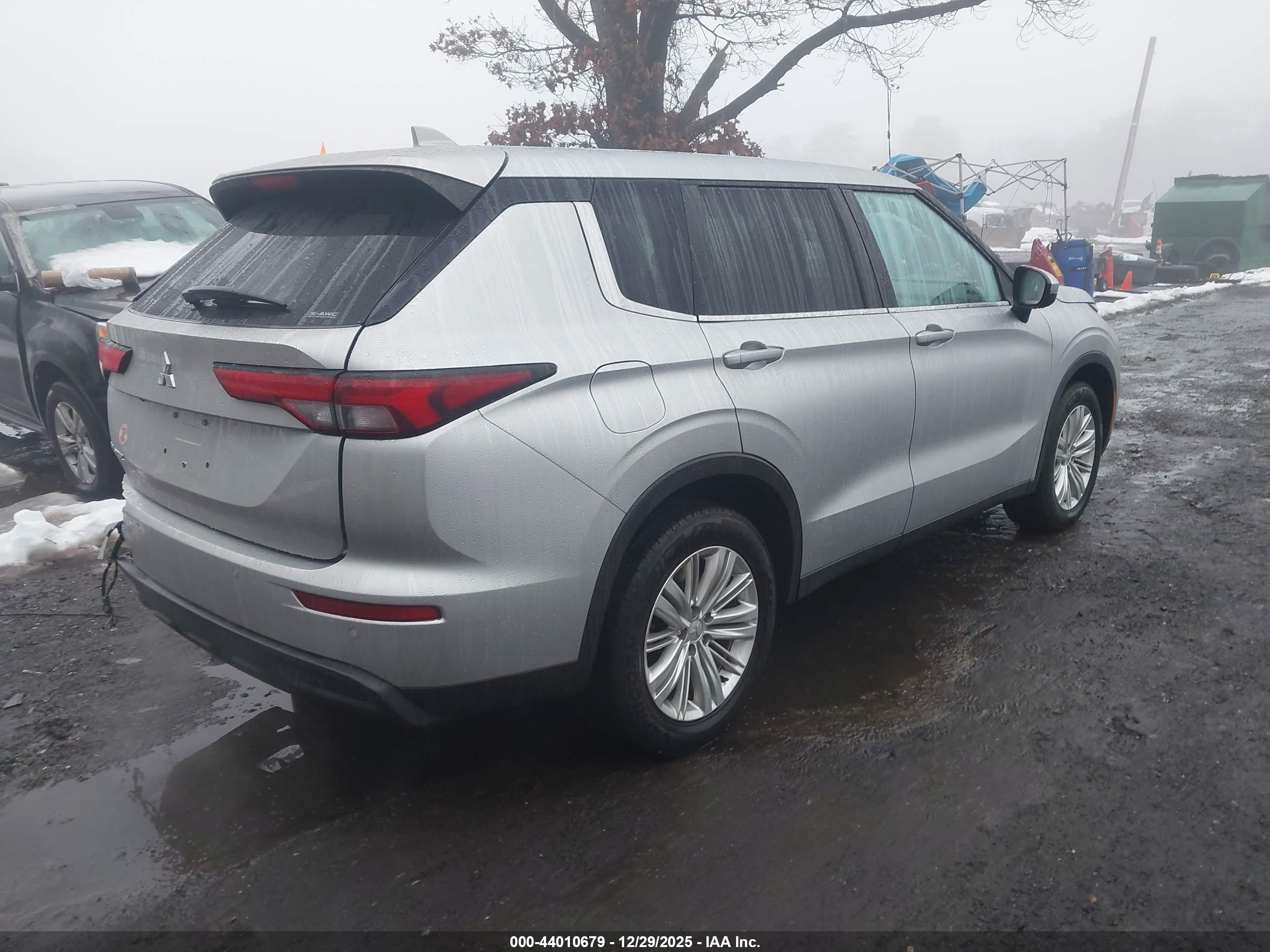 MITSUBISHI OUTLANDER image 4