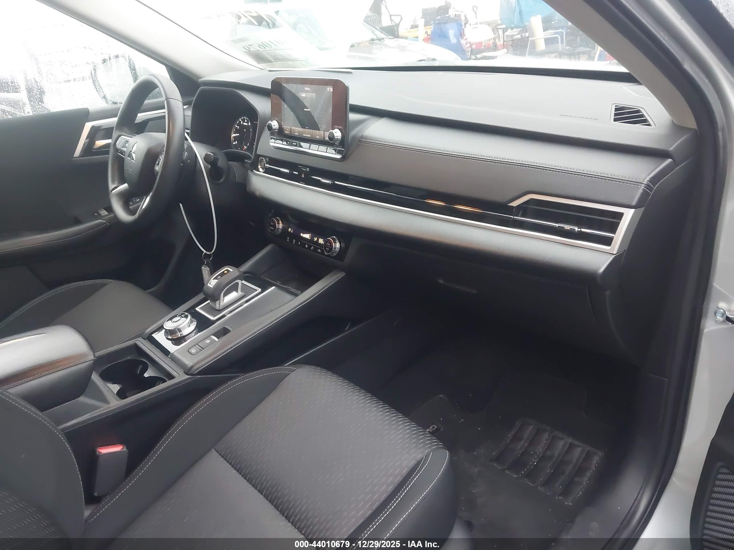 MITSUBISHI OUTLANDER image 5