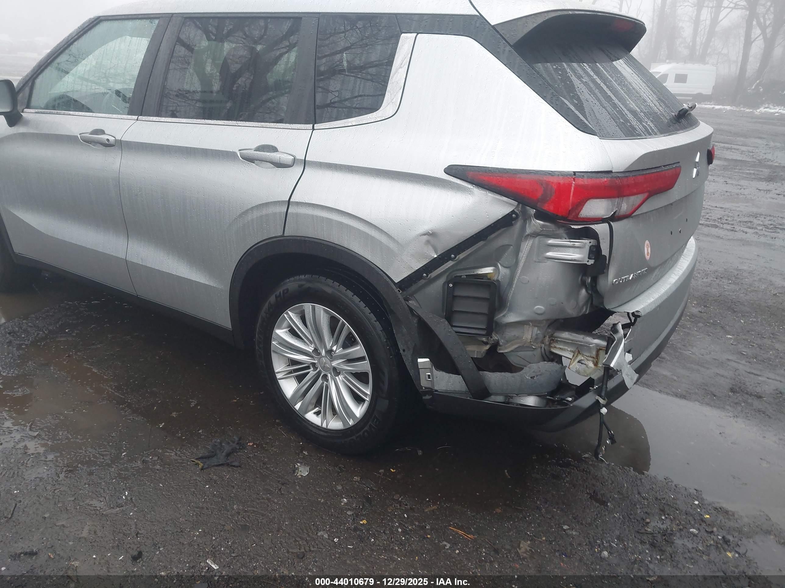 MITSUBISHI OUTLANDER image 6