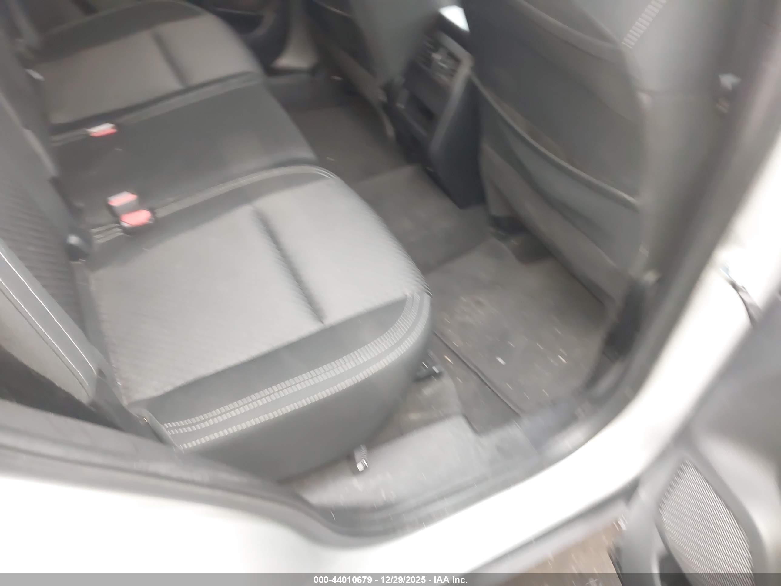 MITSUBISHI OUTLANDER image 8