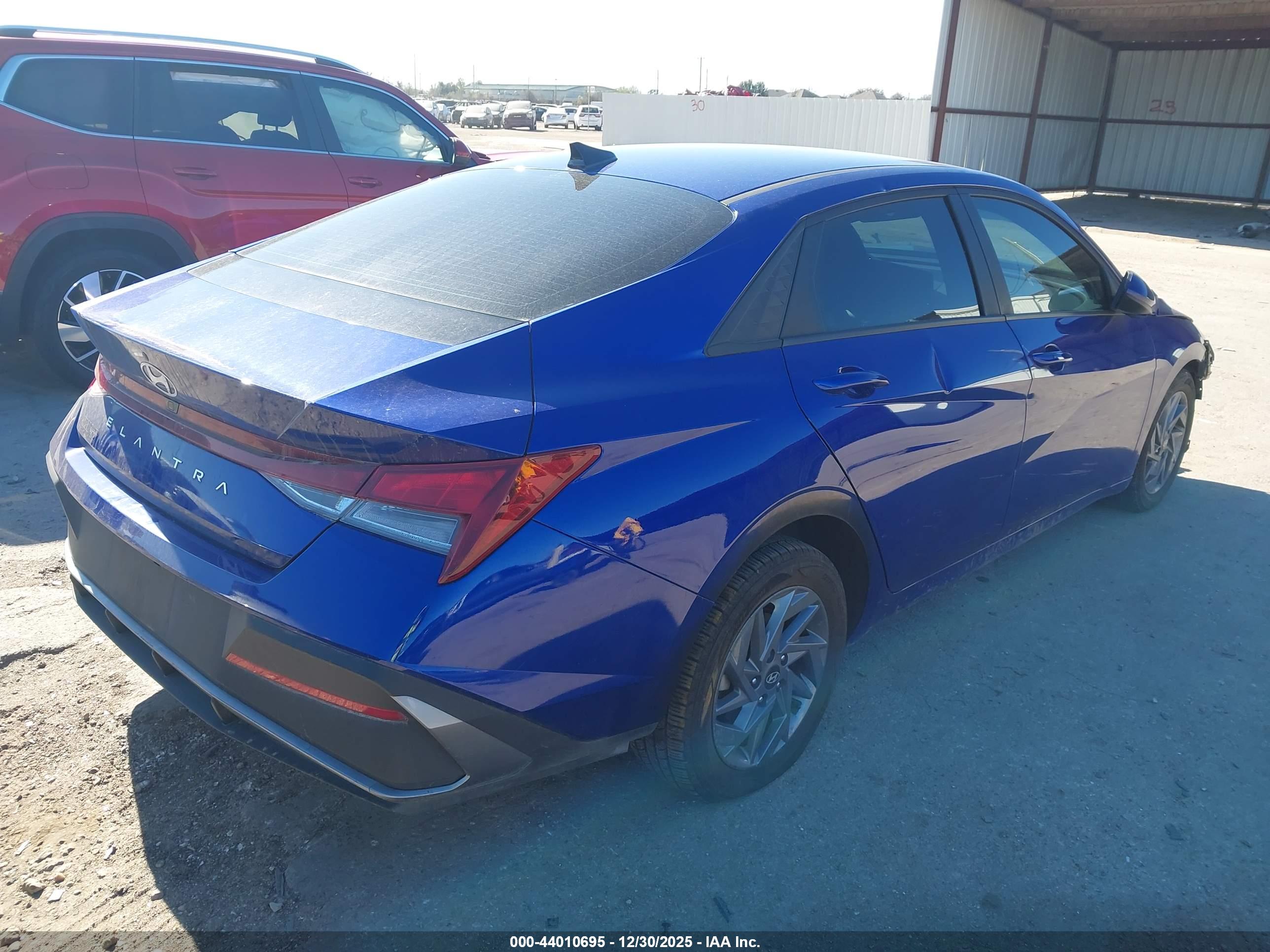 HYUNDAI ELANTRA image 4