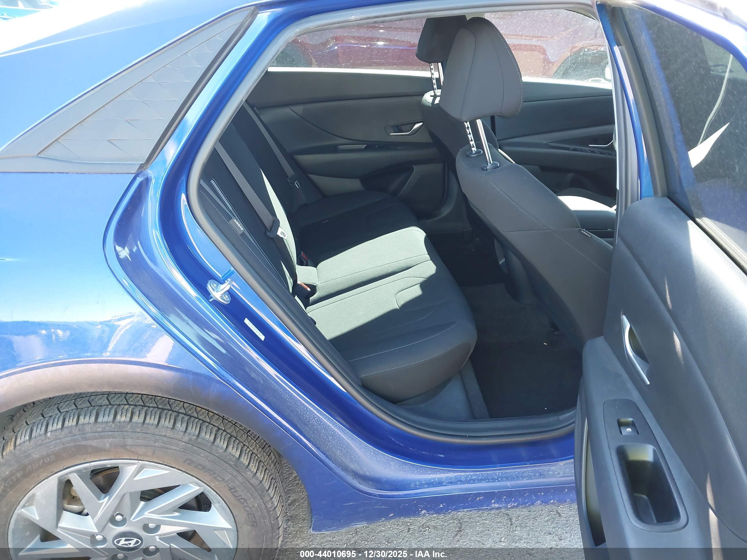 HYUNDAI ELANTRA image 8