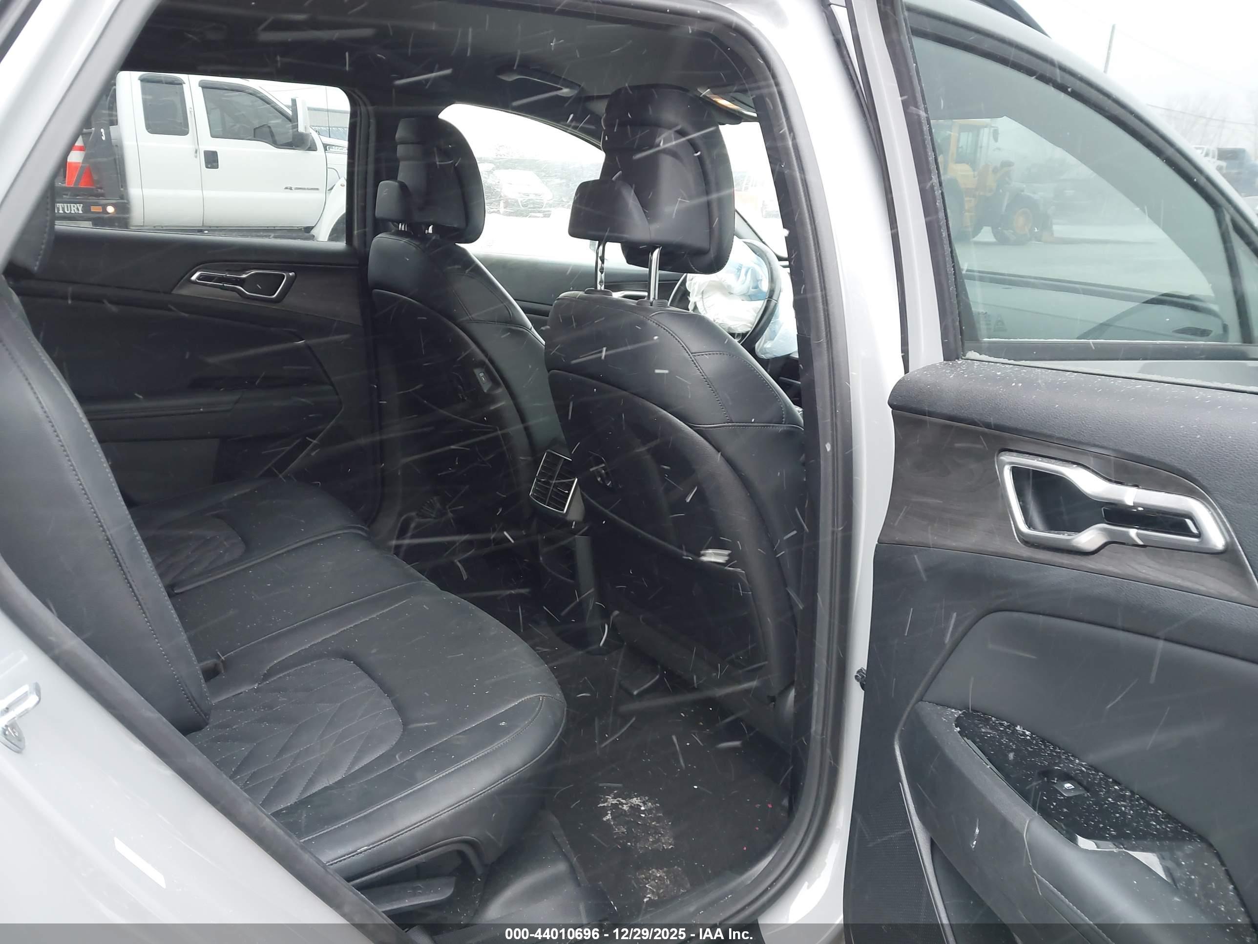 KIA SPORTAGE image 8