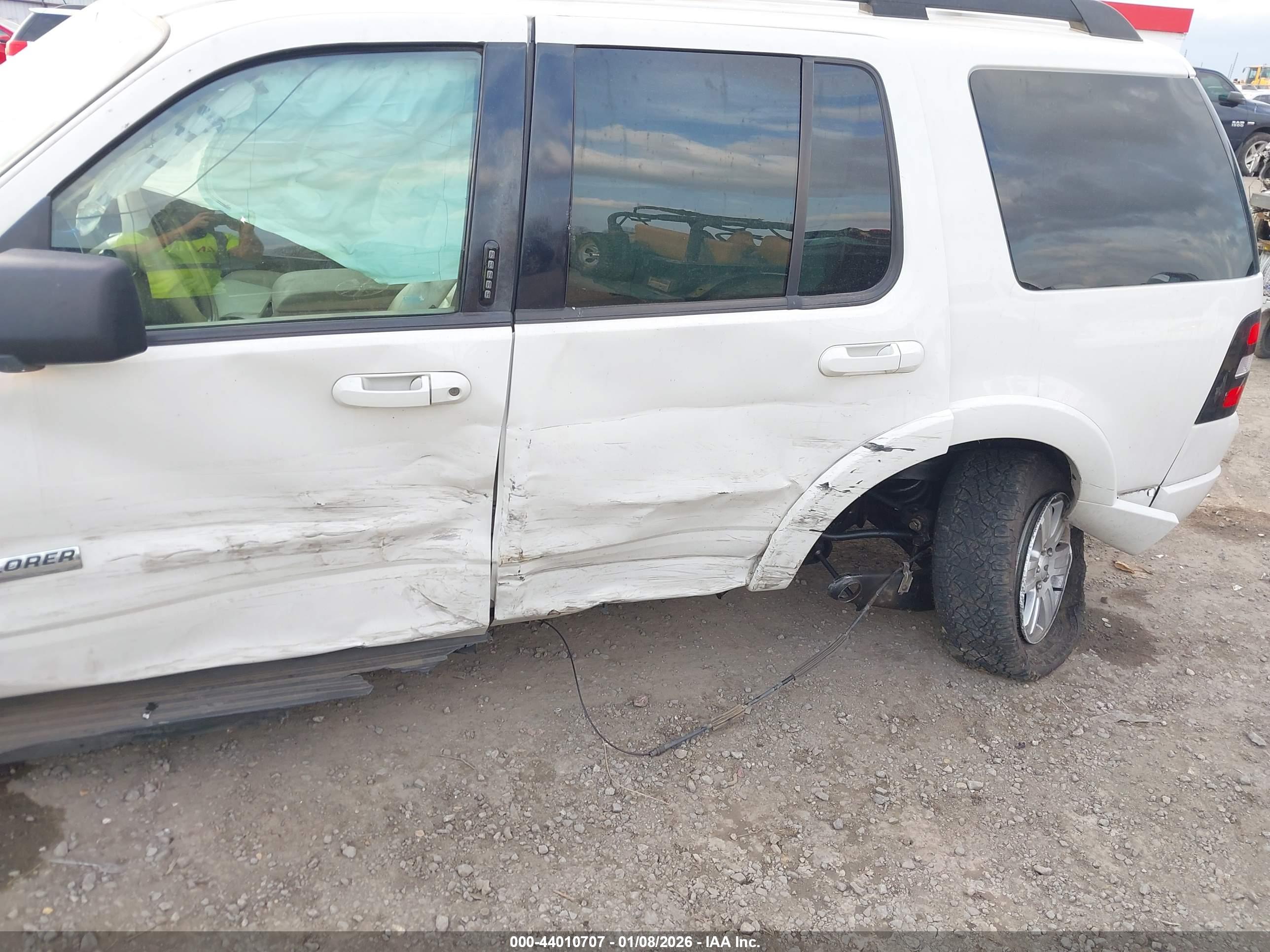 FORD EXPLORER image 6