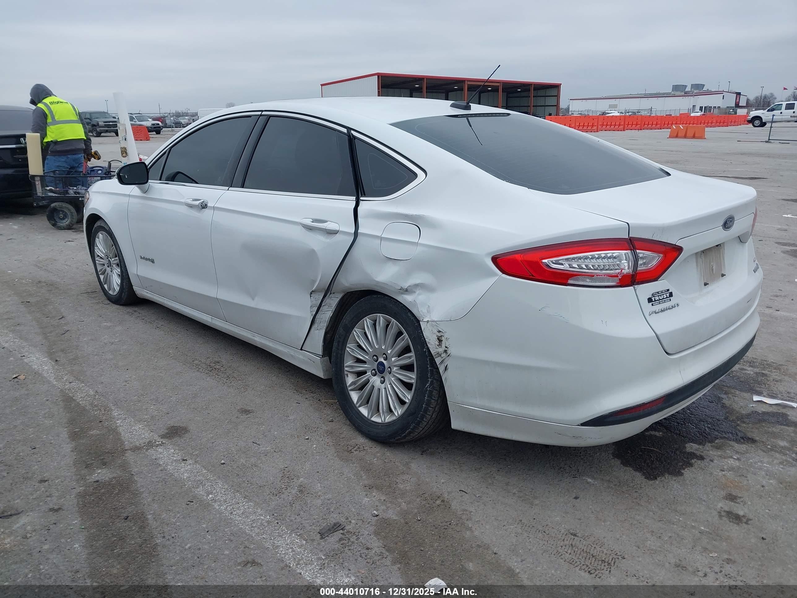 FORD FUSION image 3
