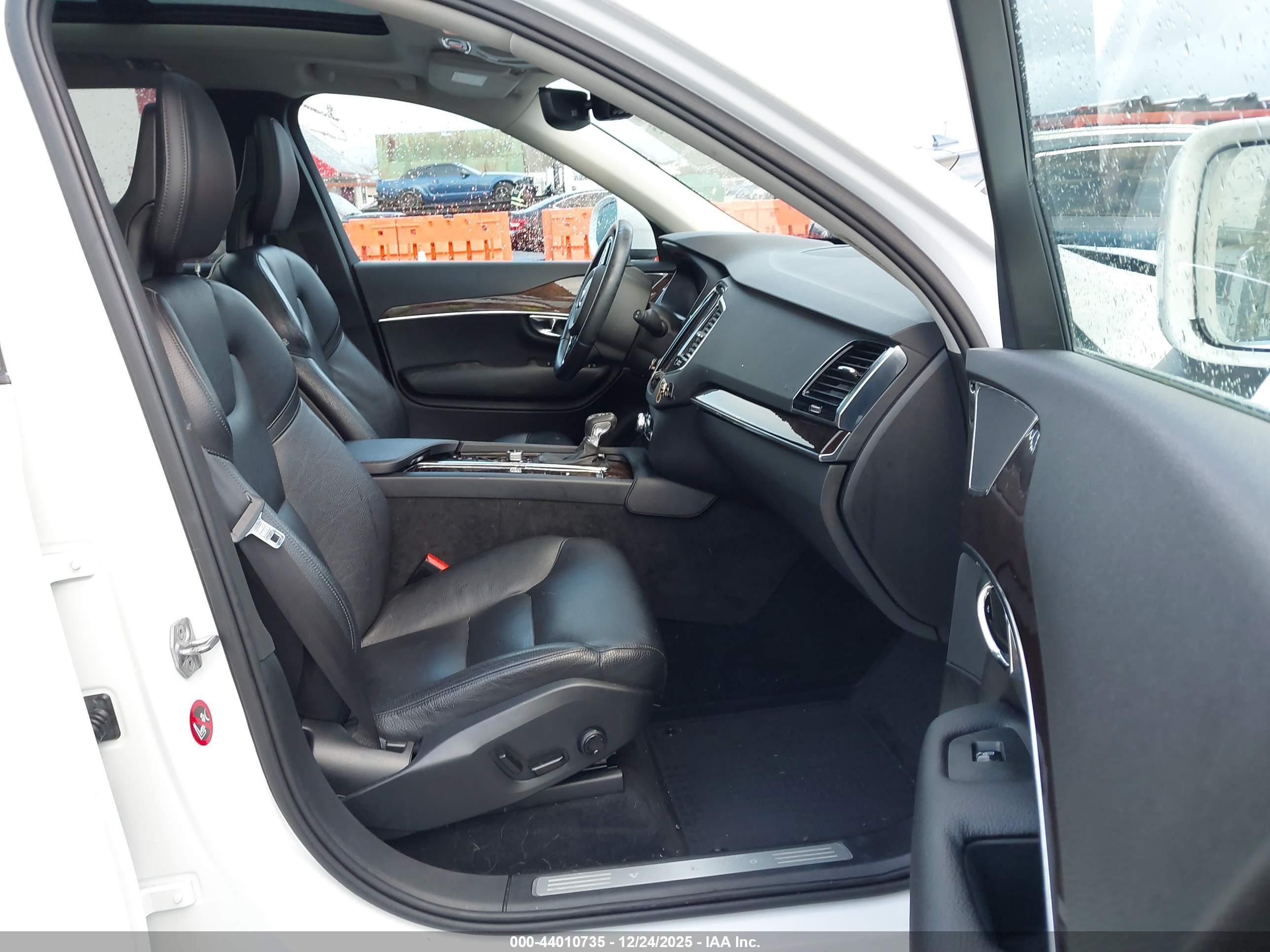 VOLVO XC90 image 5
