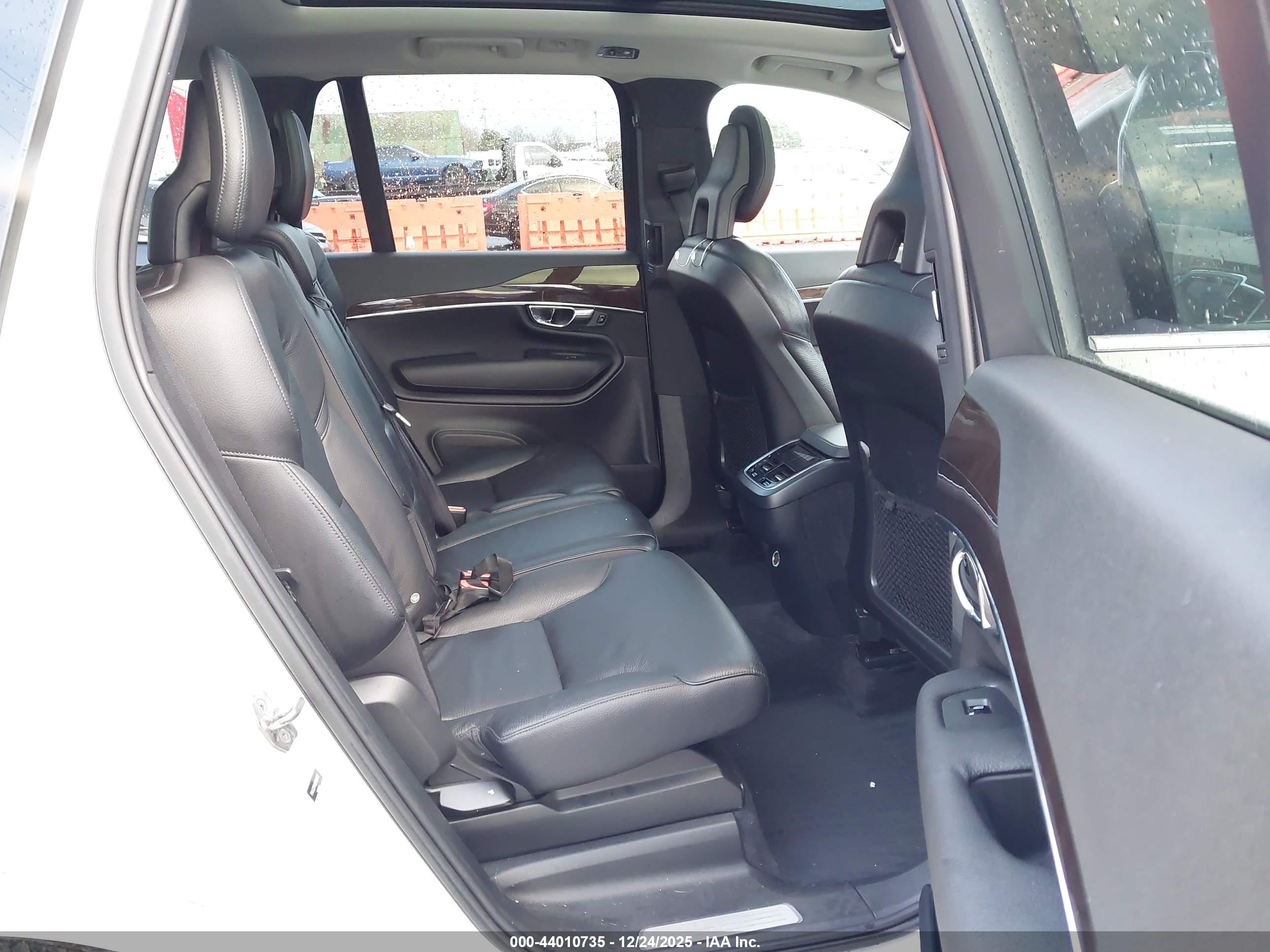 VOLVO XC90 image 8