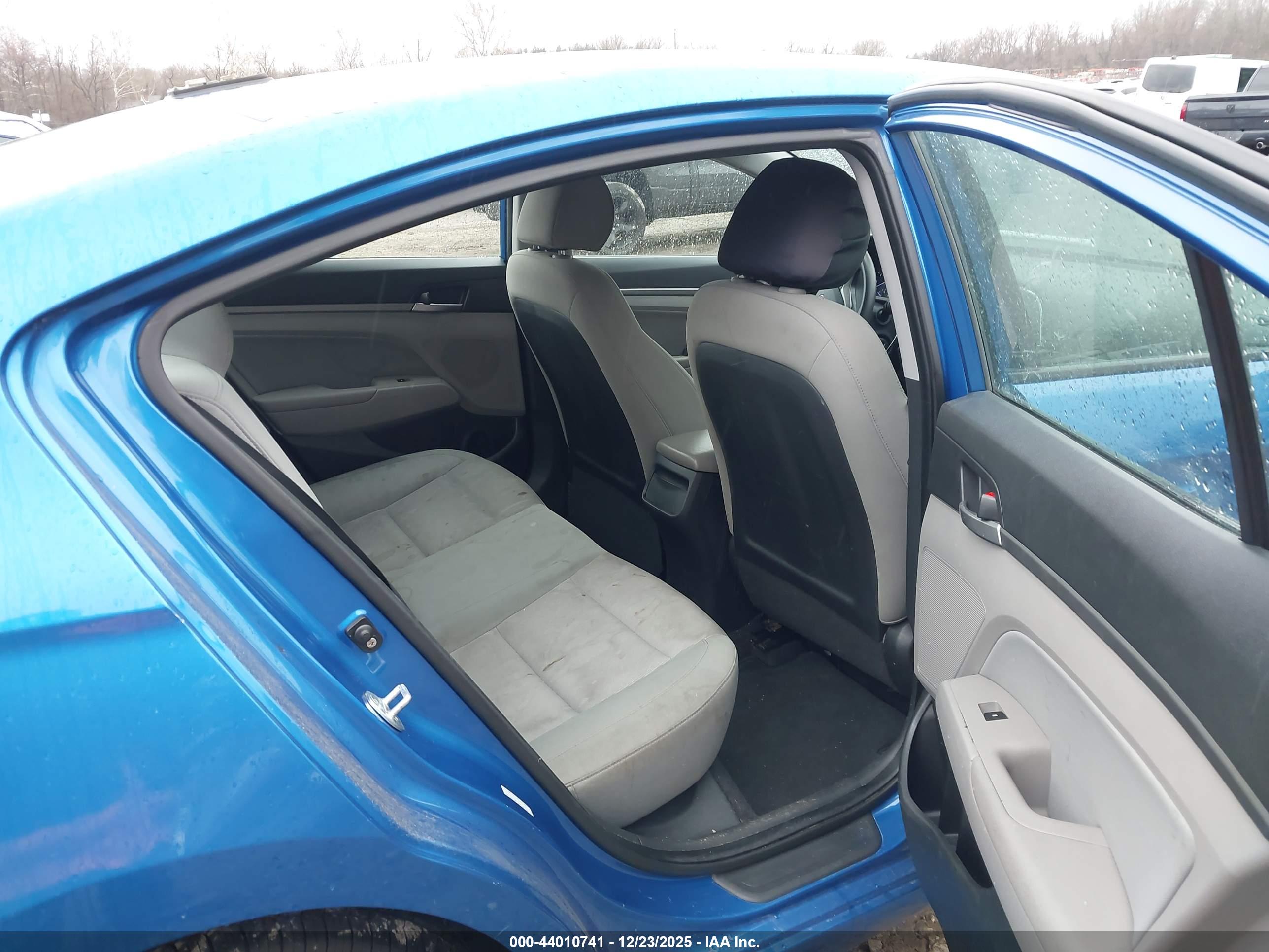 HYUNDAI ELANTRA image 8