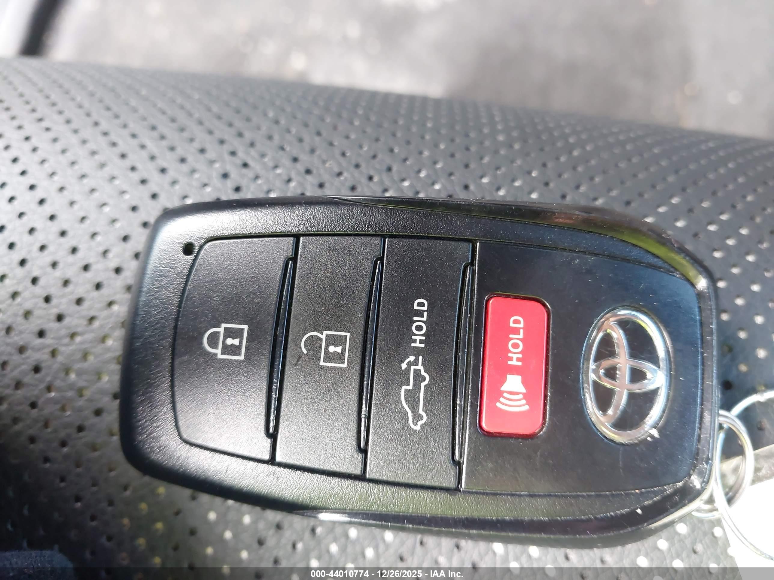 TOYOTA TUNDRA image 11