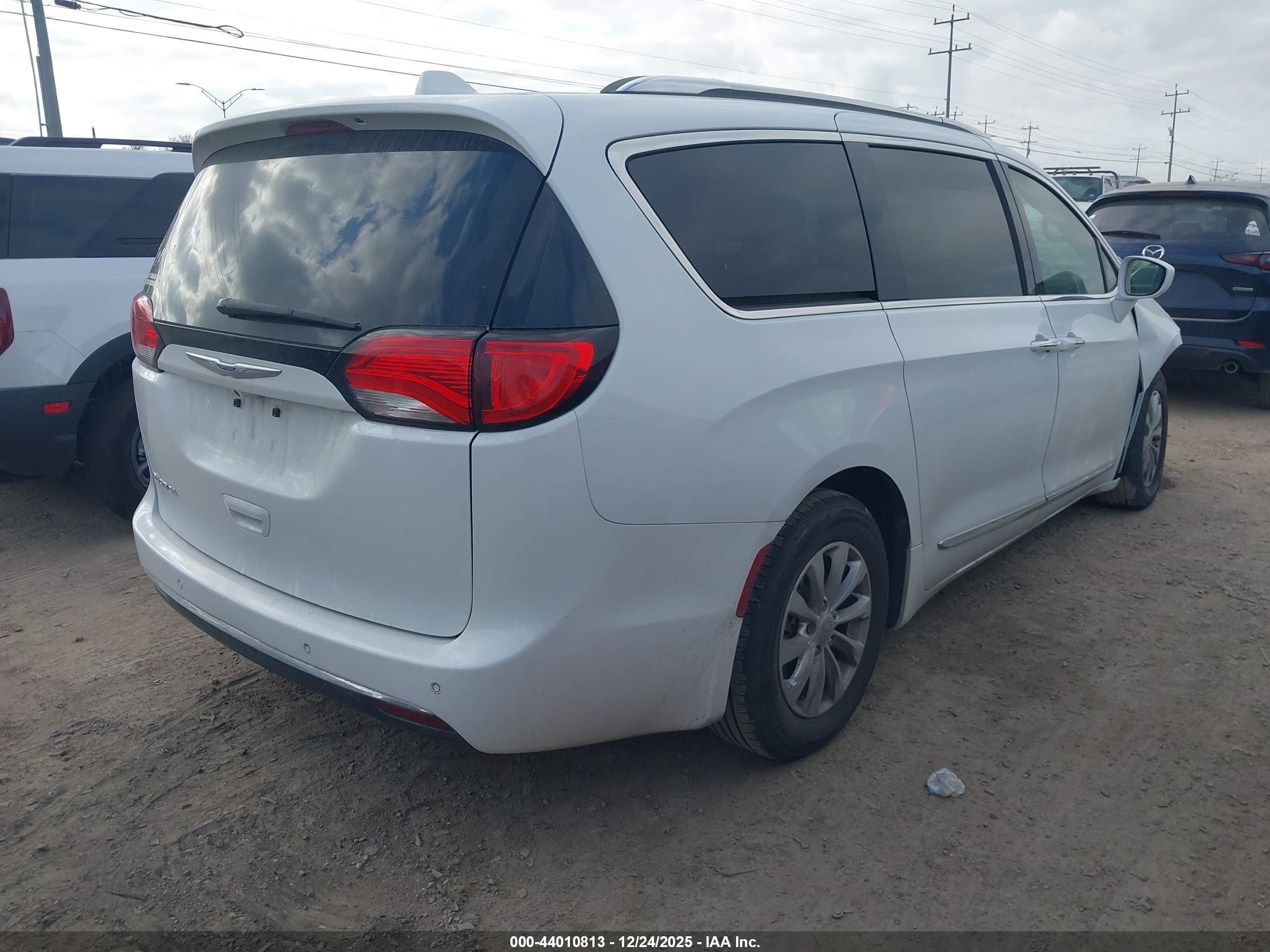 CHRYSLER PACIFICA image 4