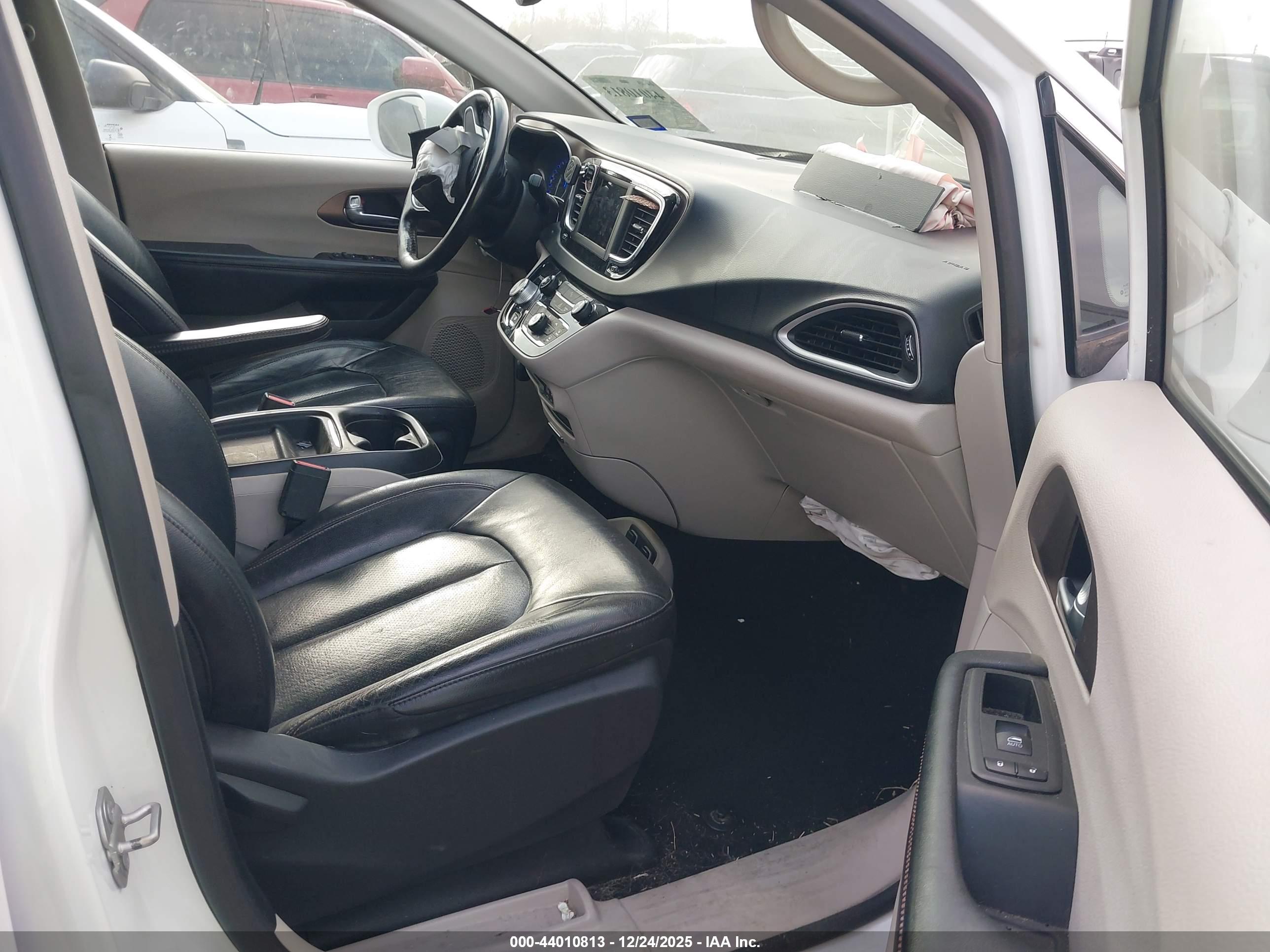 CHRYSLER PACIFICA image 5
