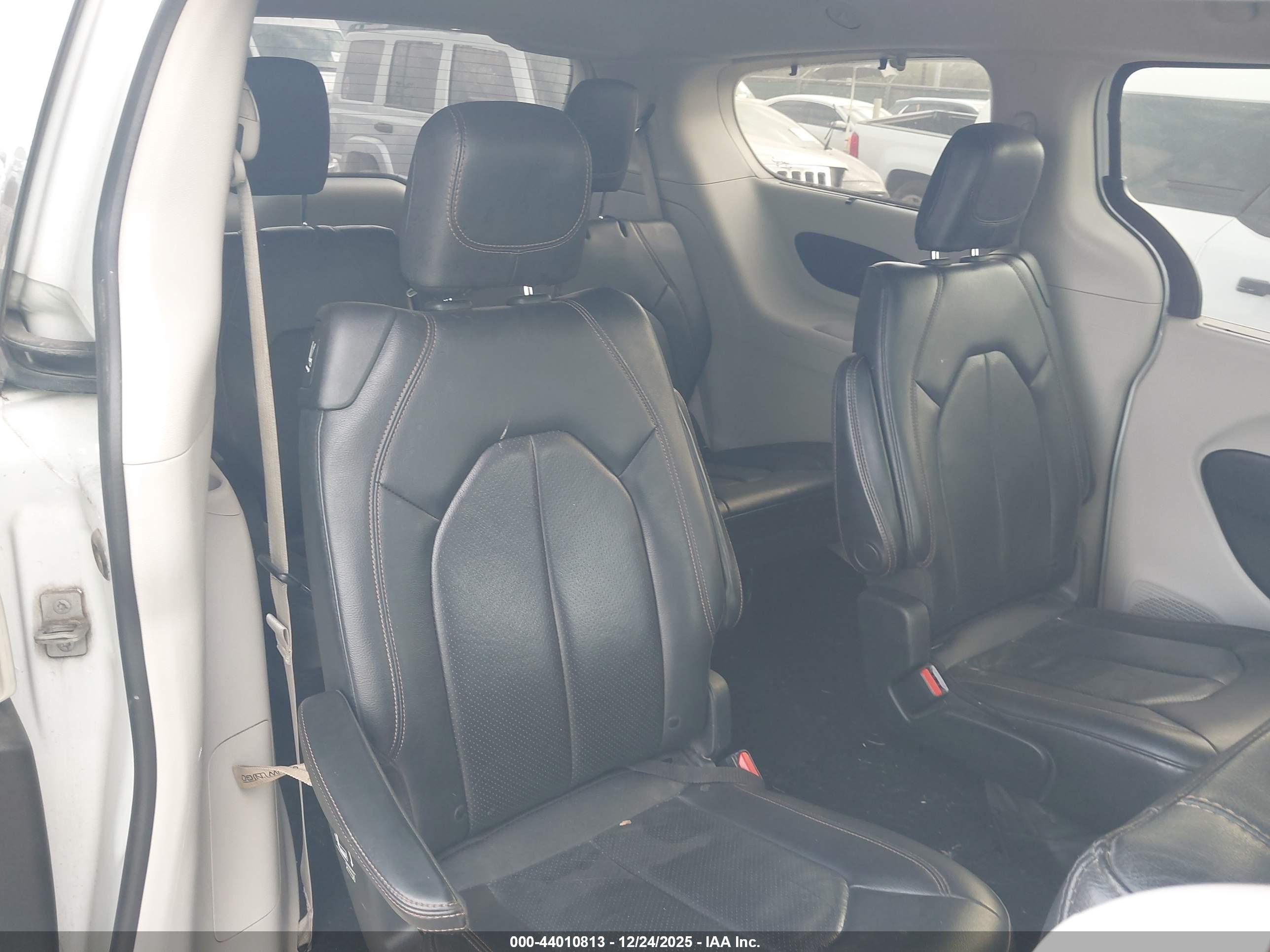 CHRYSLER PACIFICA image 8