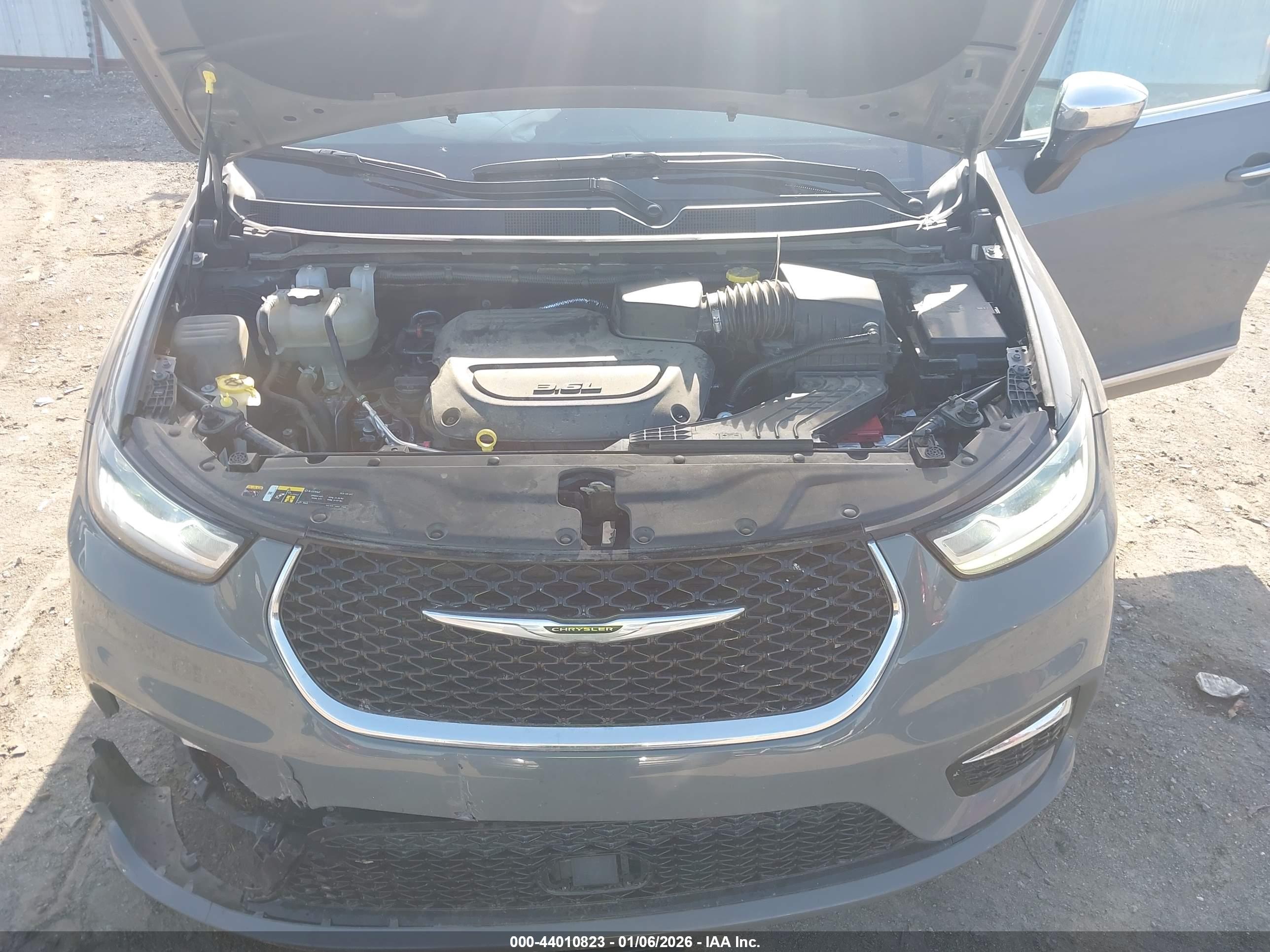 CHRYSLER PACIFICA image 10