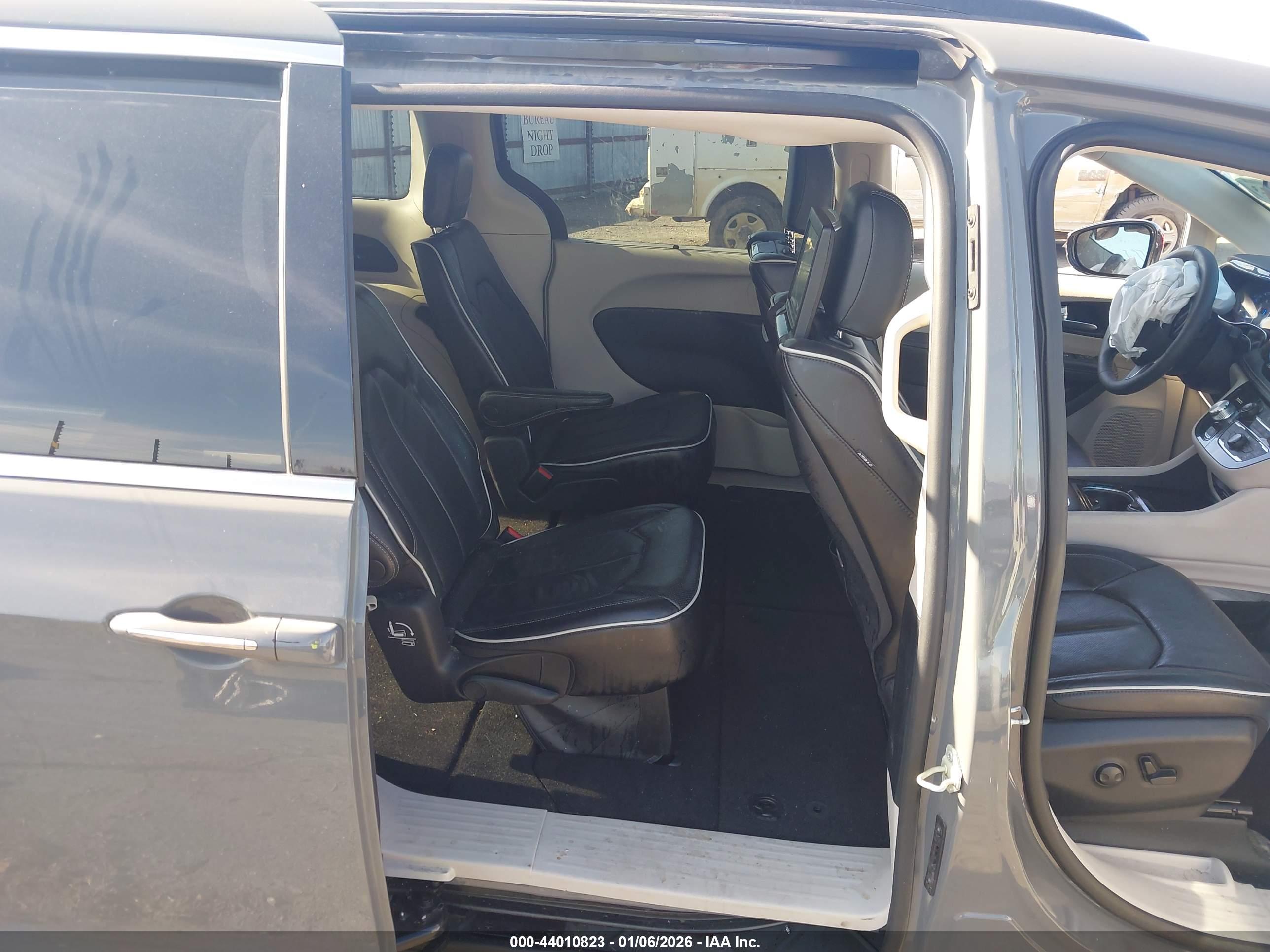 CHRYSLER PACIFICA image 8