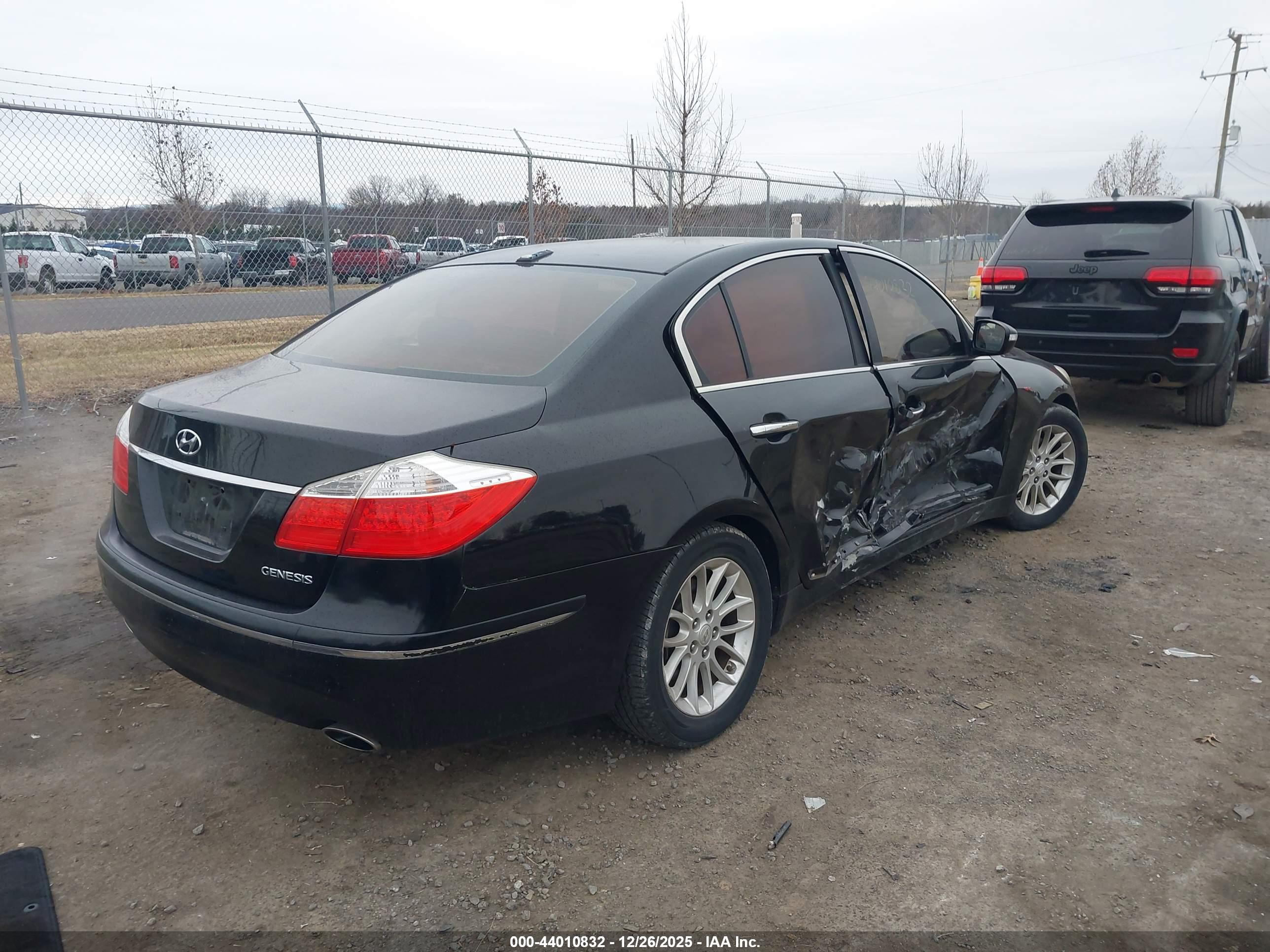 HYUNDAI GENESIS image 4