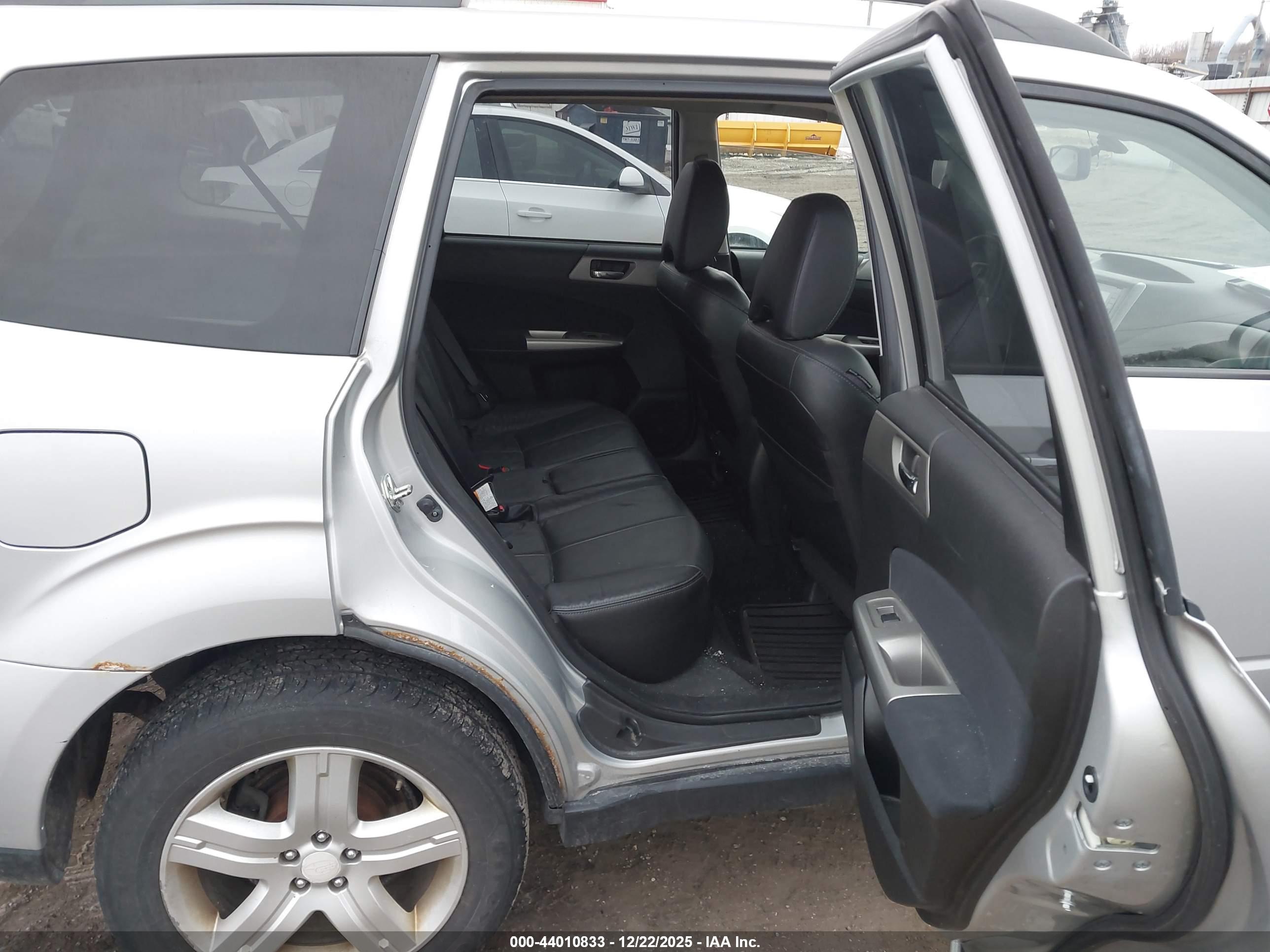 SUBARU FORESTER image 8