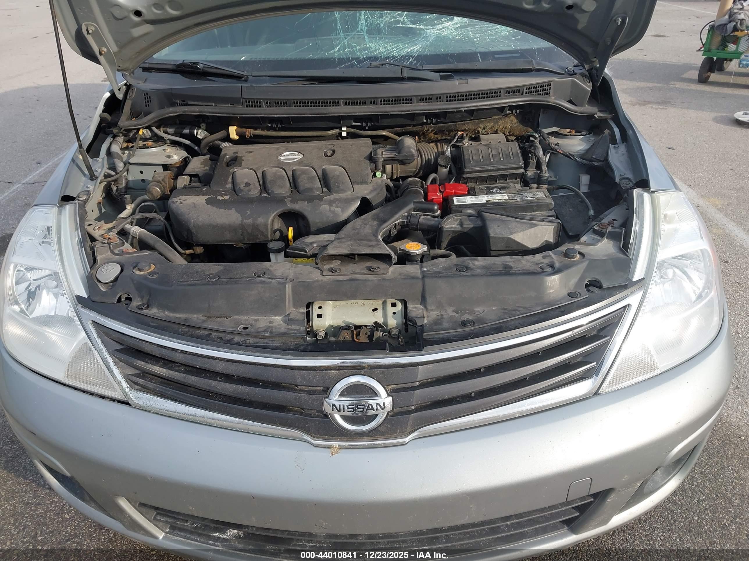 NISSAN VERSA image 10