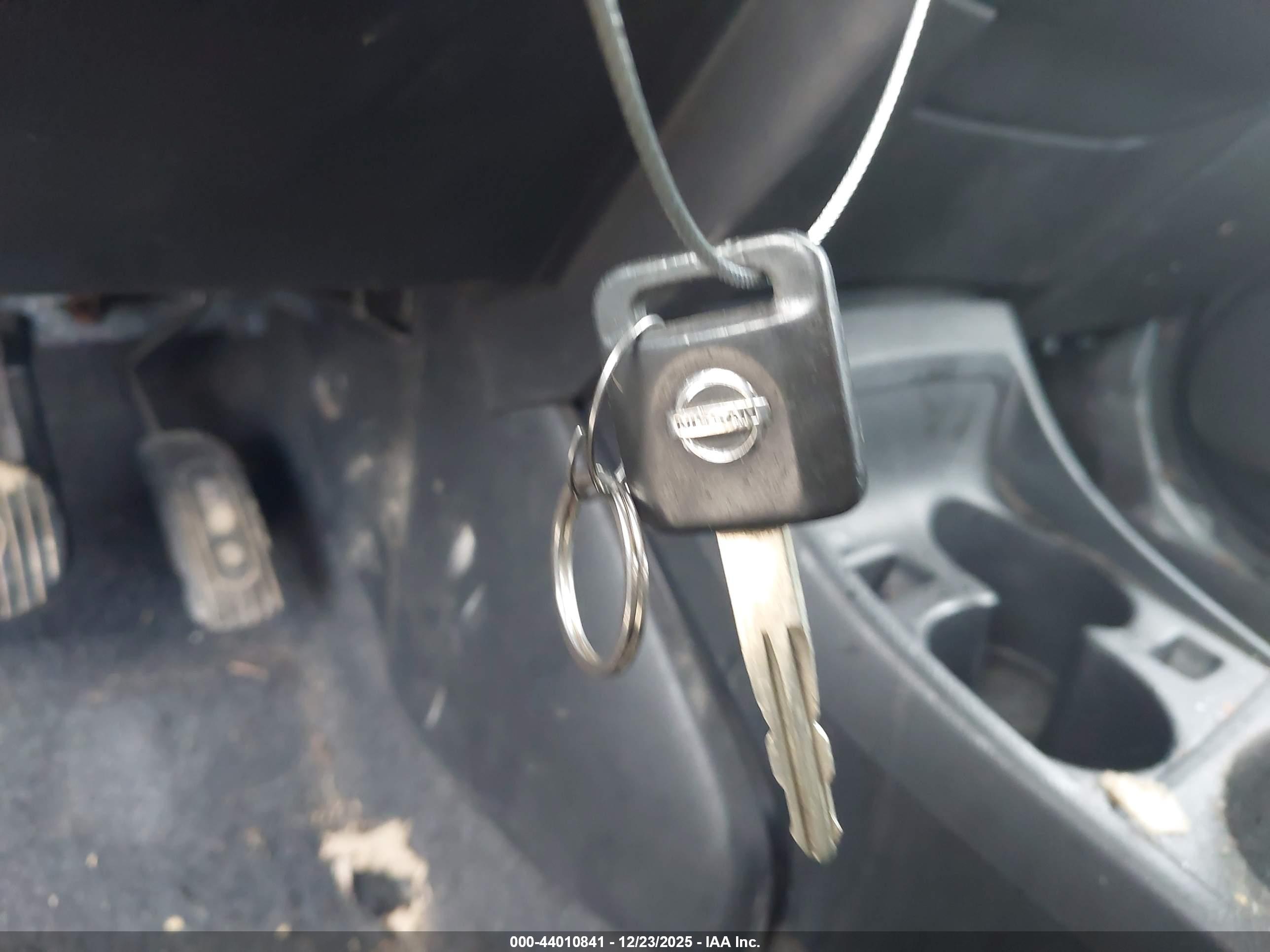 NISSAN VERSA image 11