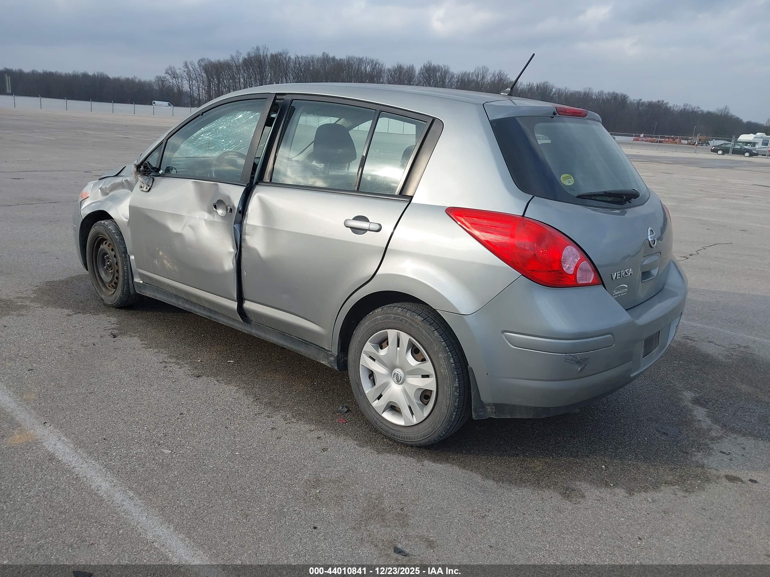 NISSAN VERSA image 3