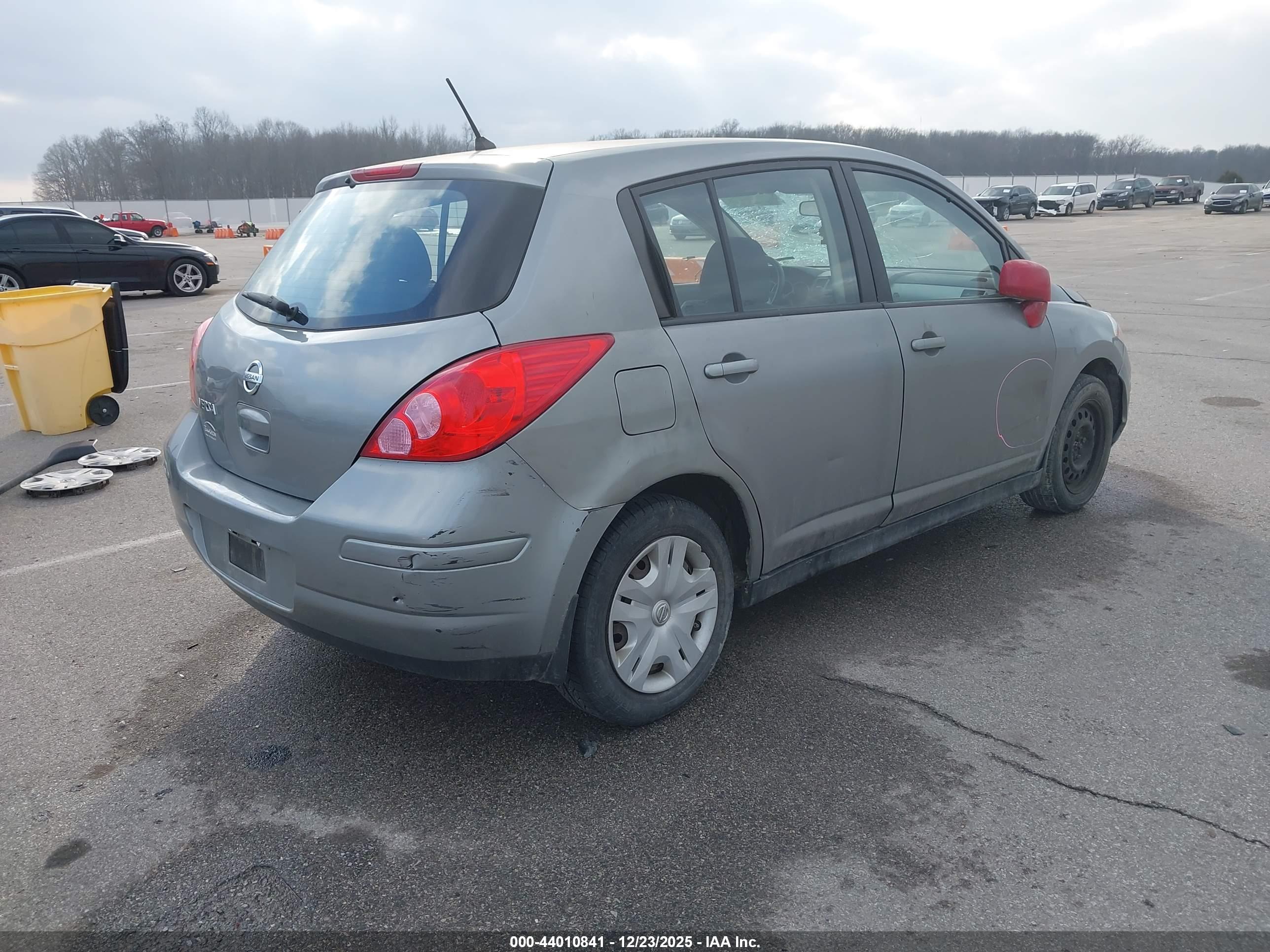 NISSAN VERSA image 4