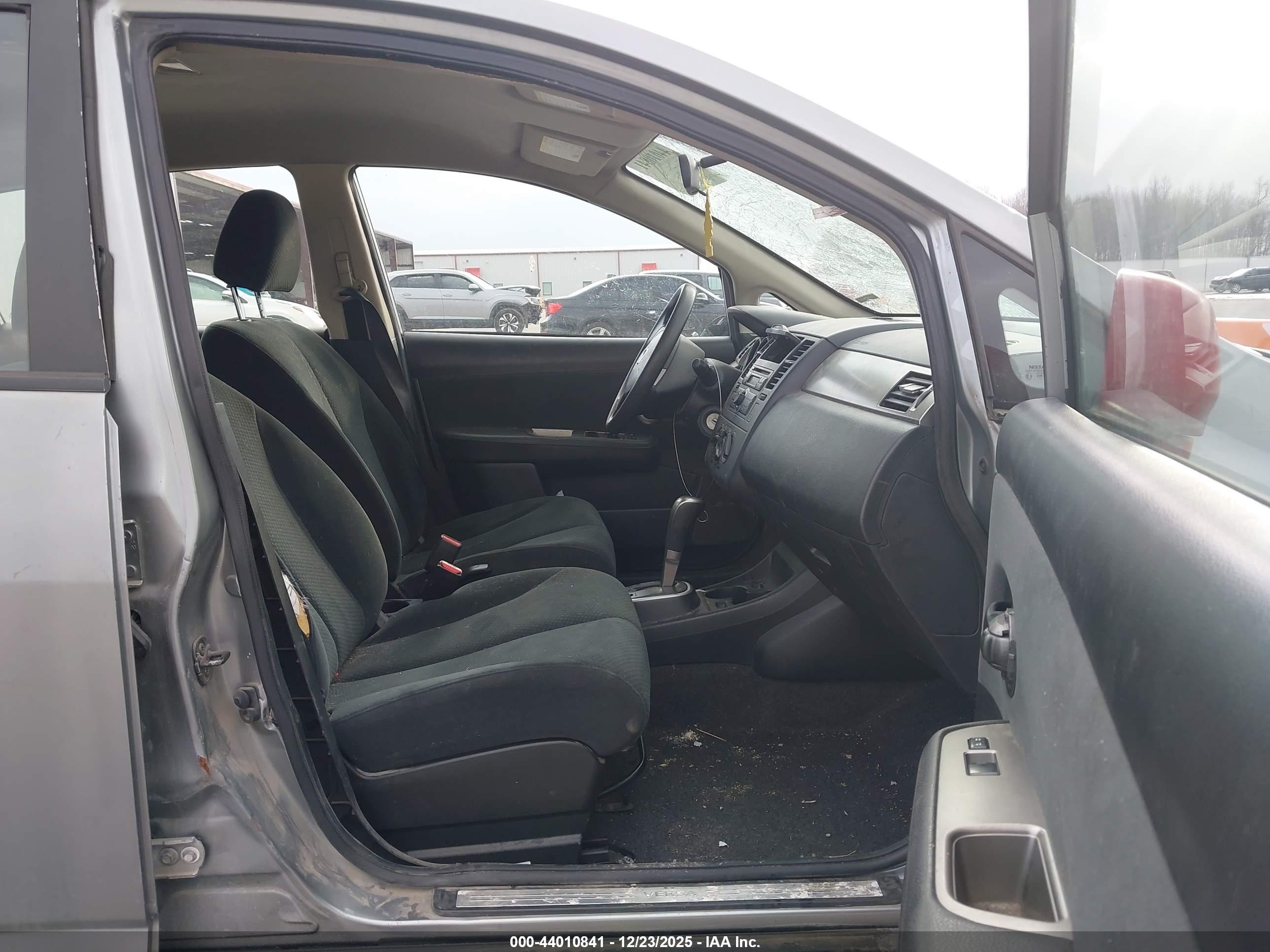 NISSAN VERSA image 5