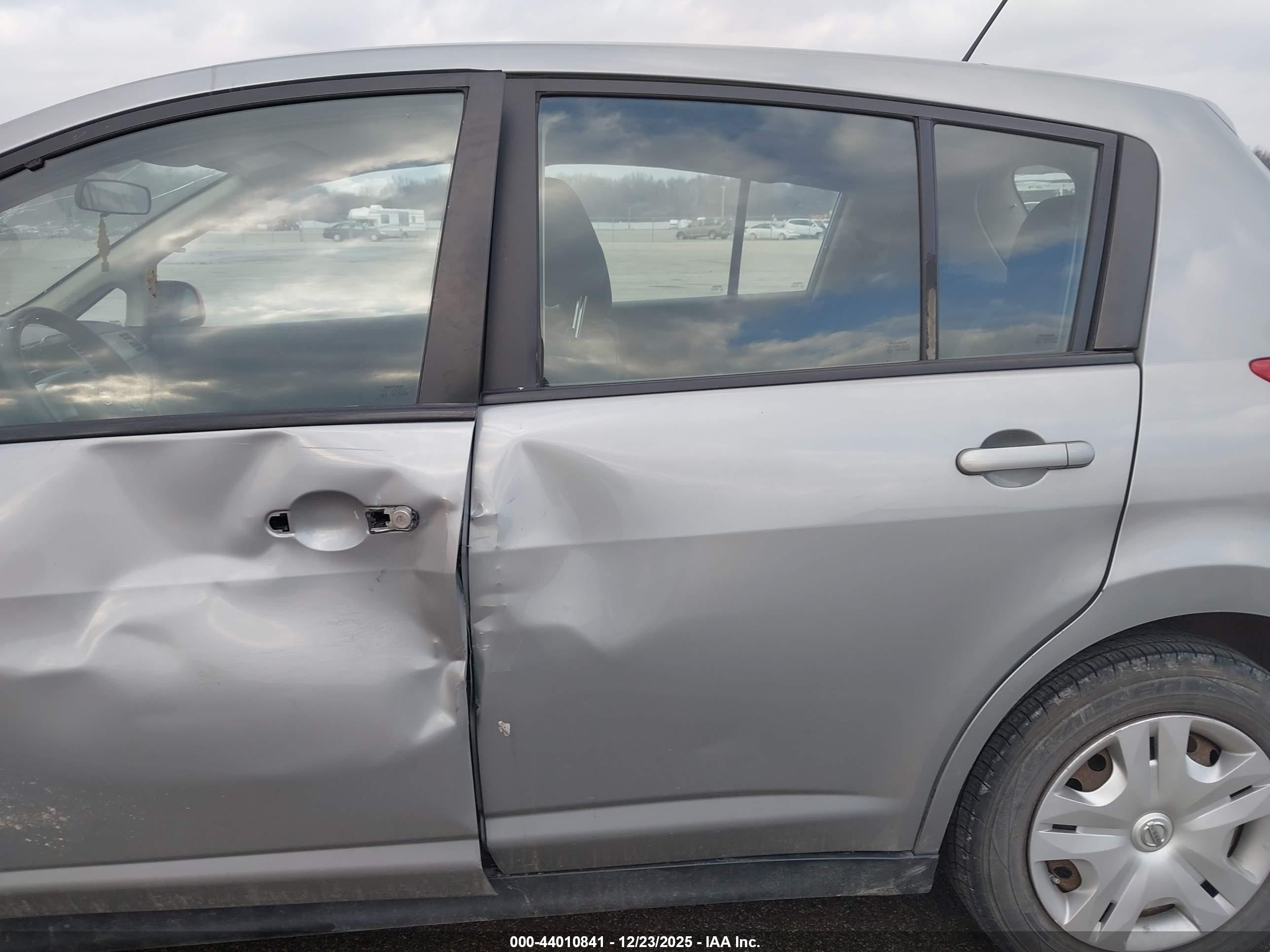 NISSAN VERSA image 6