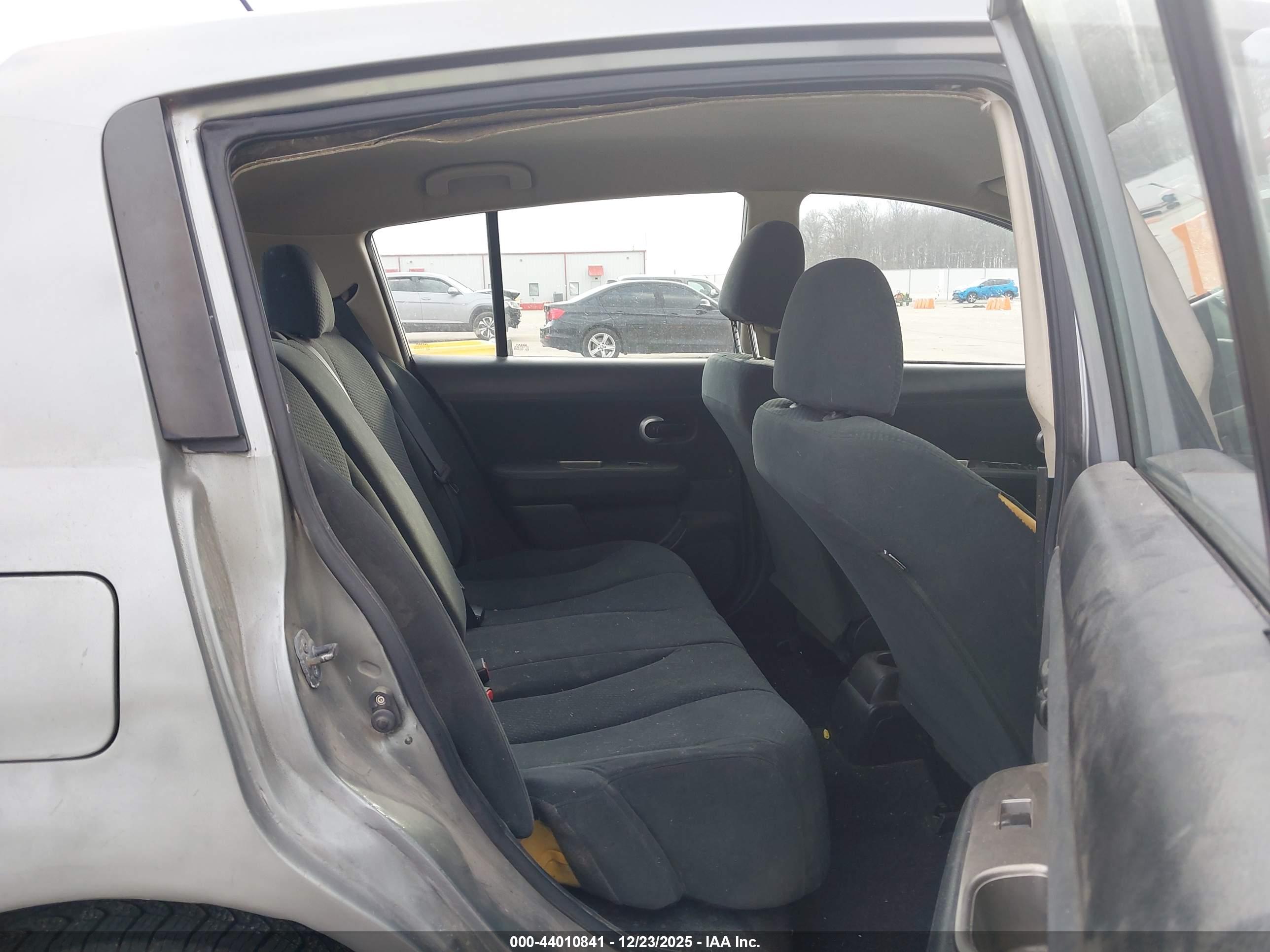 NISSAN VERSA image 8