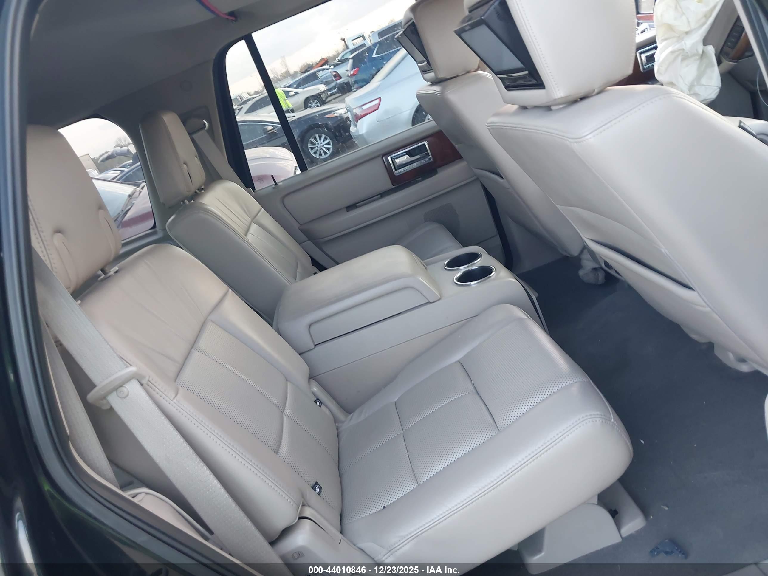 LINCOLN NAVIGATOR image 8