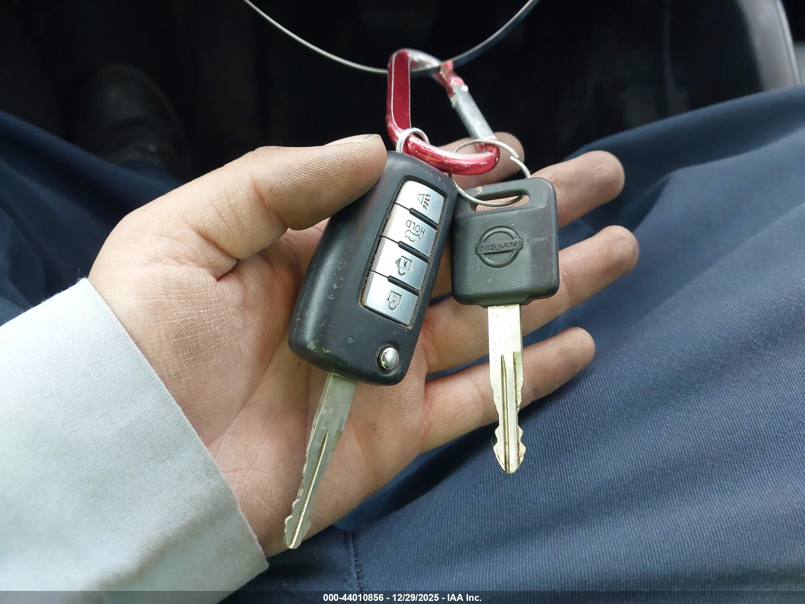 NISSAN VERSA image 11