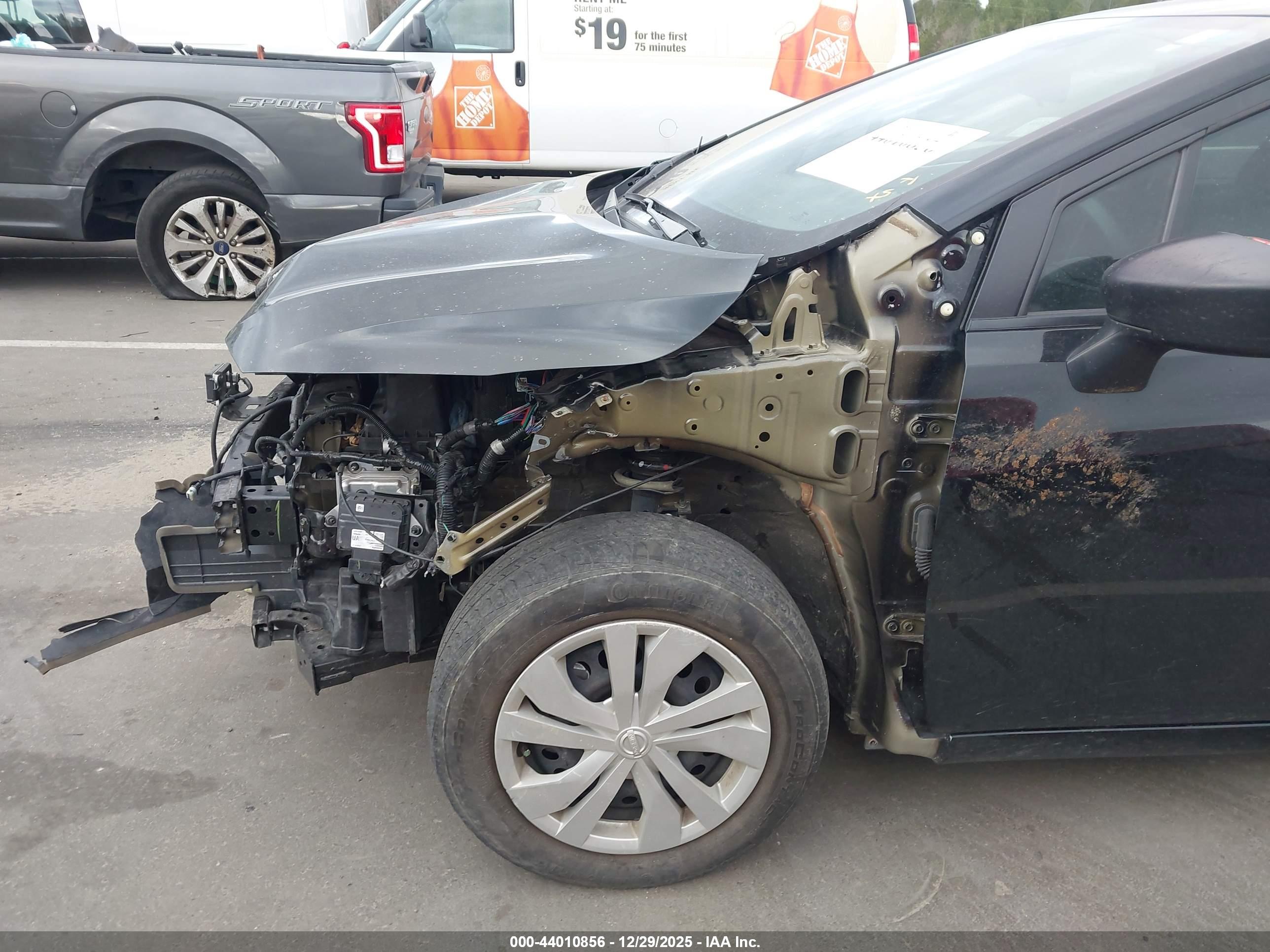 NISSAN VERSA image 6