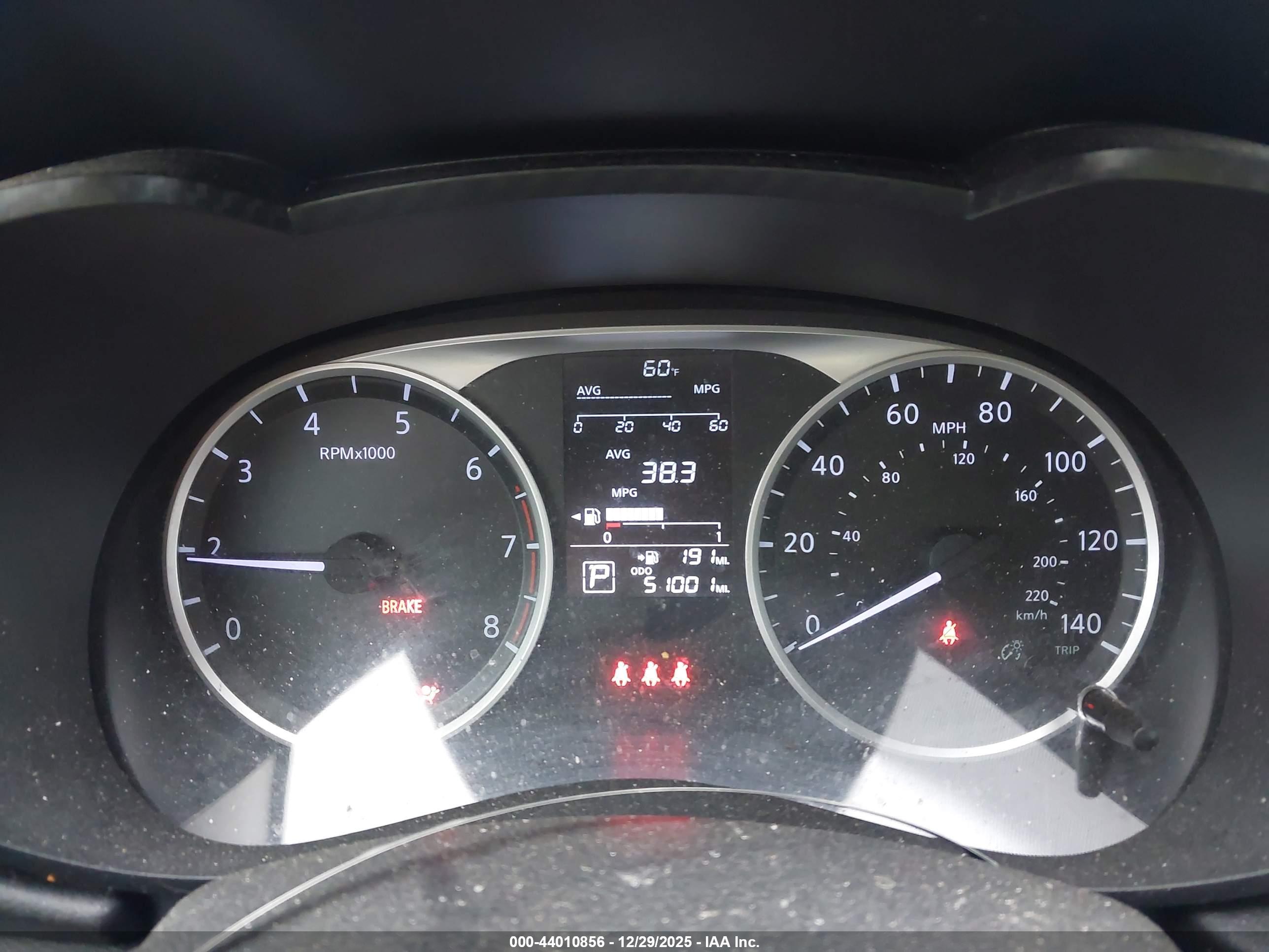 NISSAN VERSA image 7
