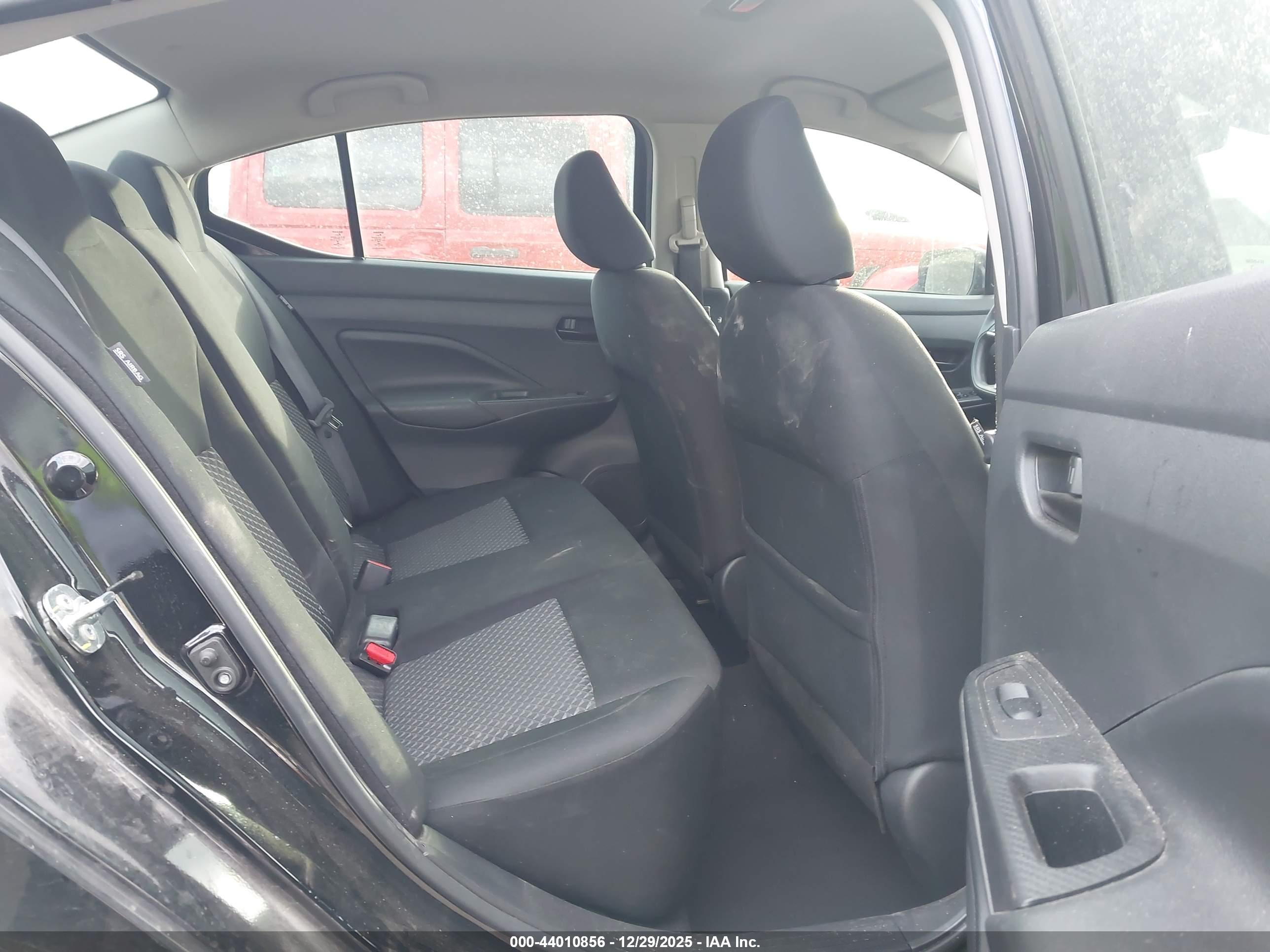 NISSAN VERSA image 8