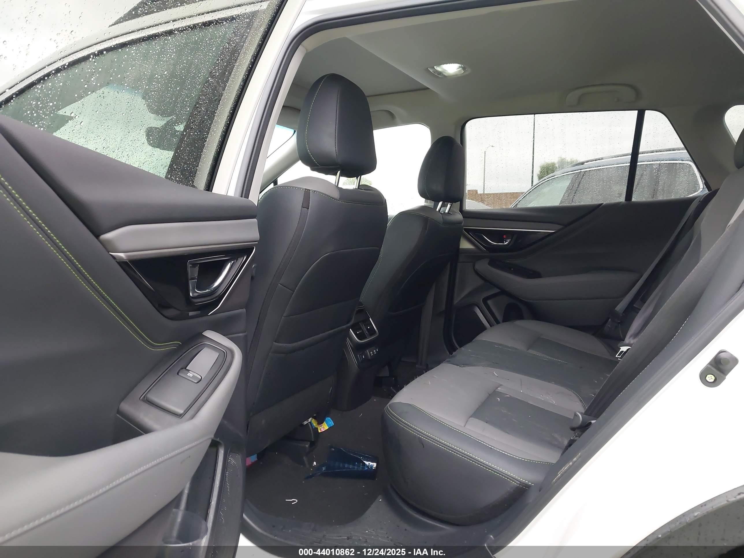 SUBARU OUTBACK image 8