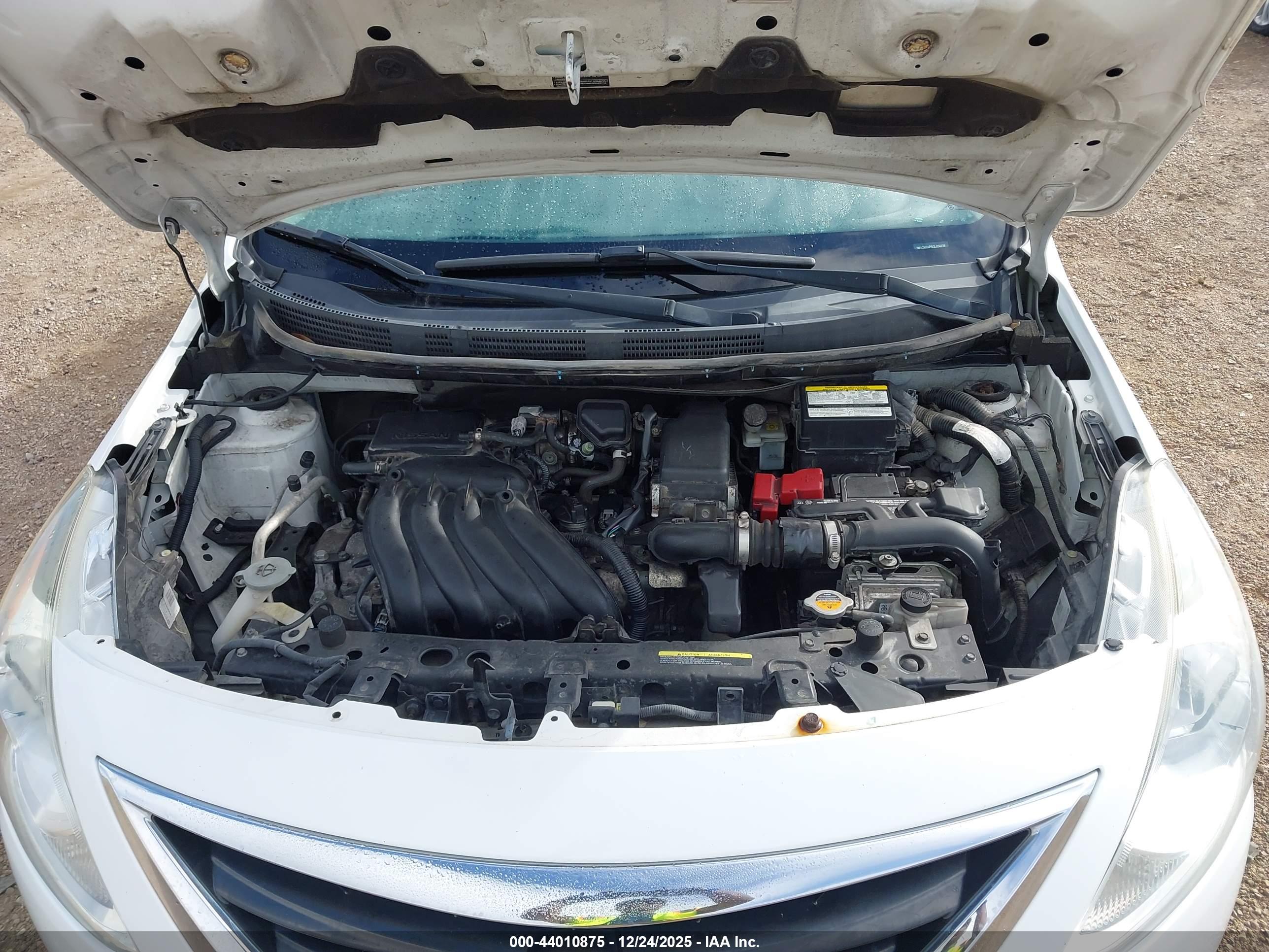 NISSAN VERSA image 10