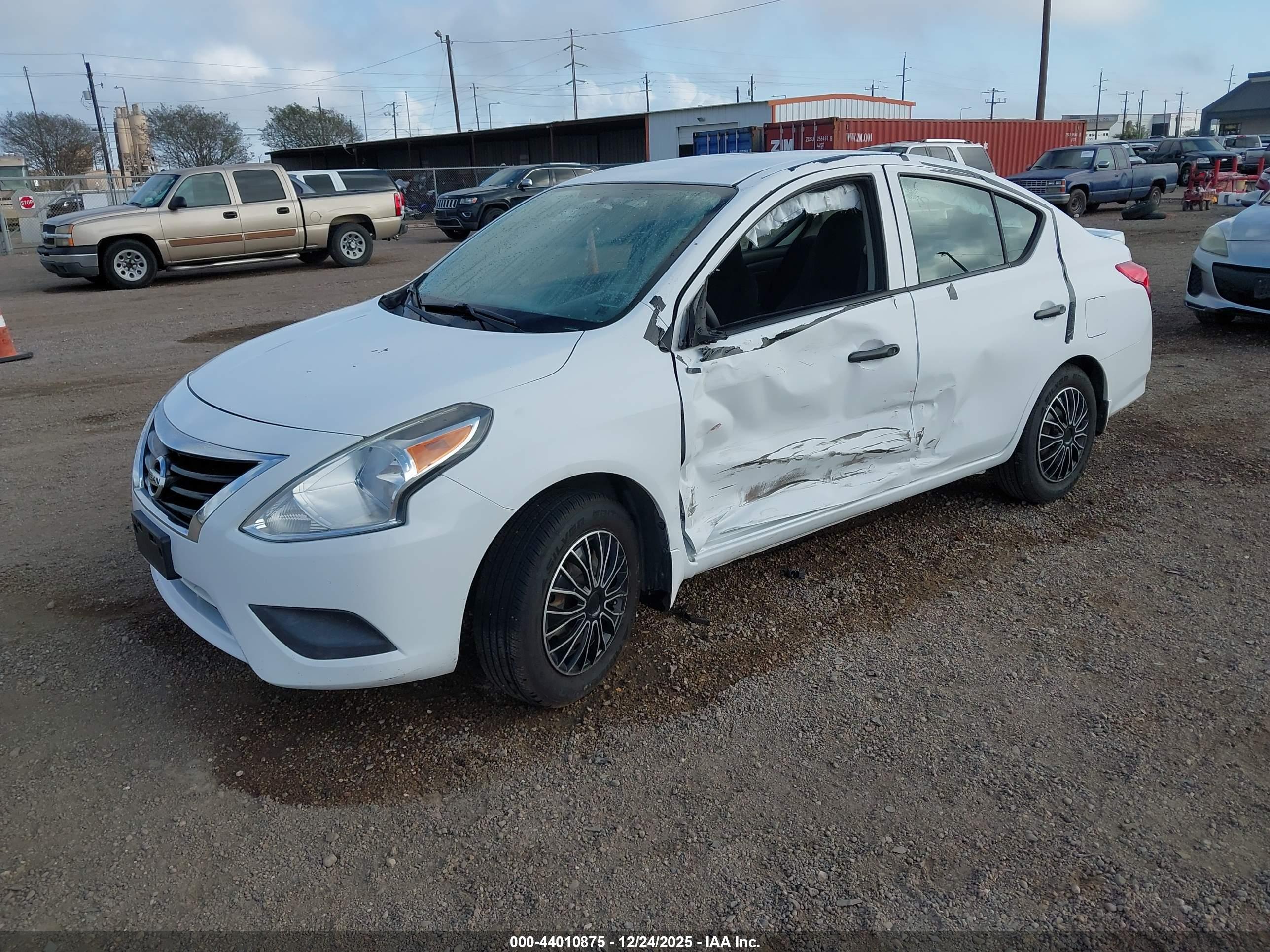 NISSAN VERSA image 2