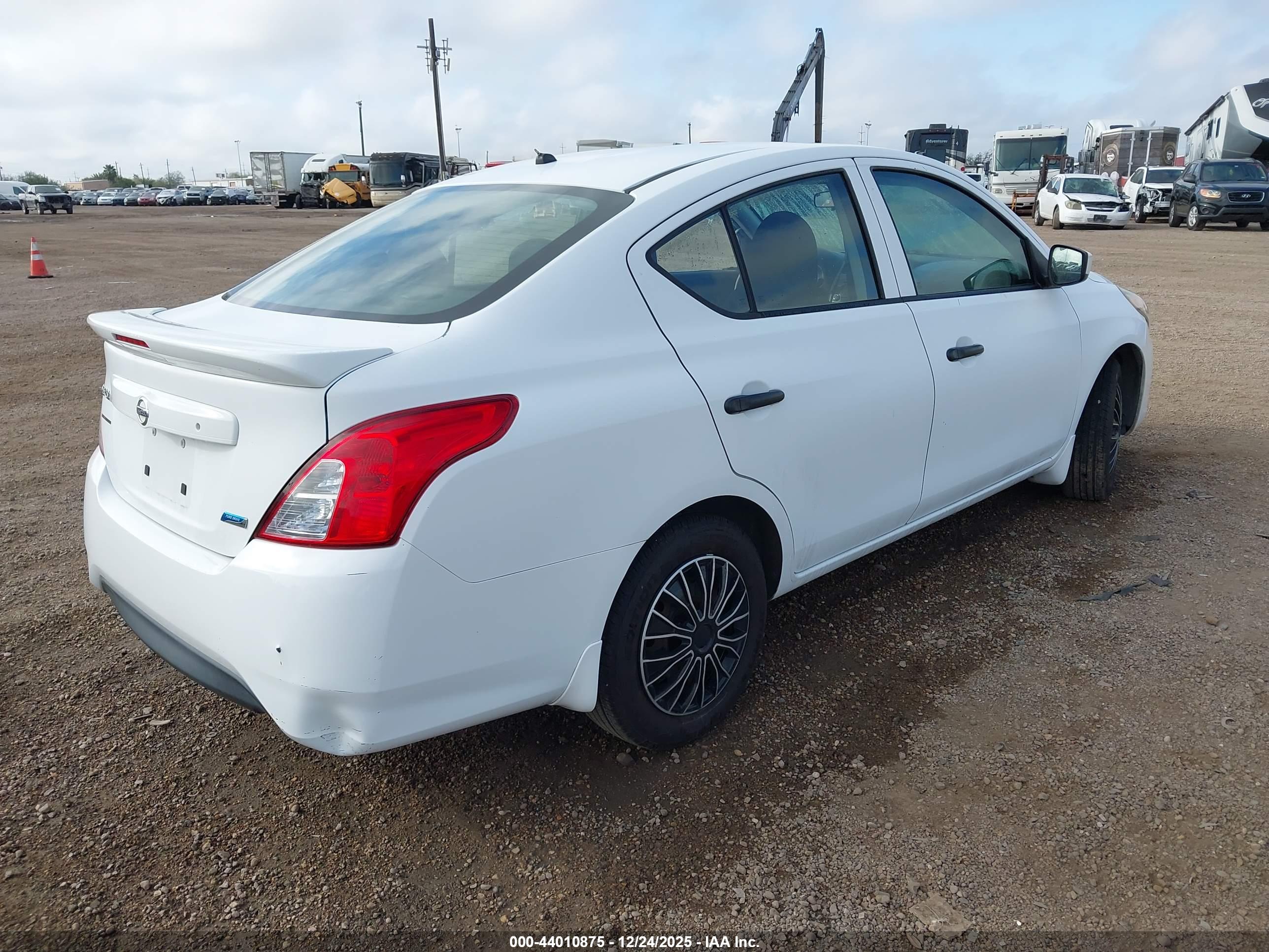 NISSAN VERSA image 4