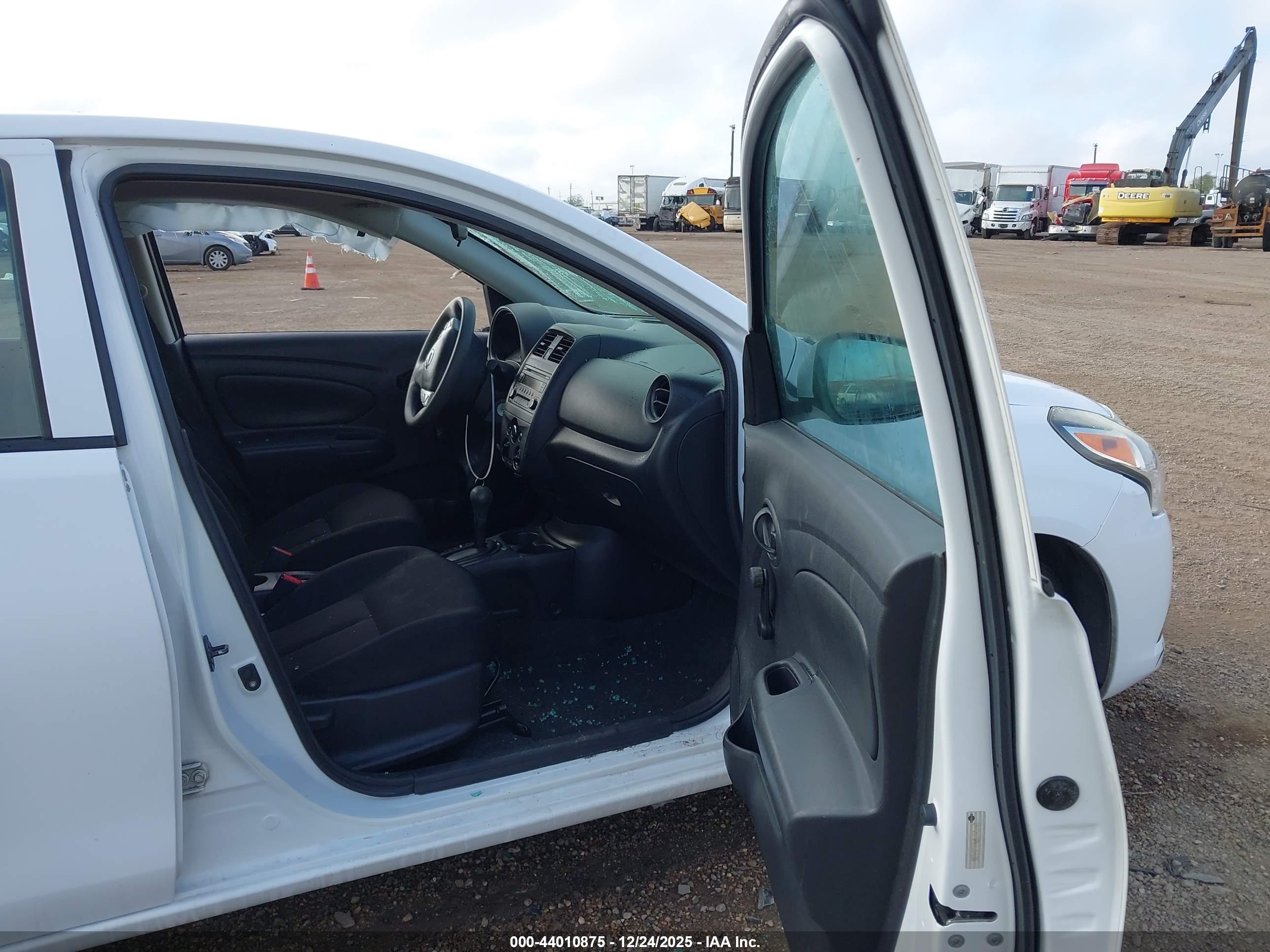 NISSAN VERSA image 5