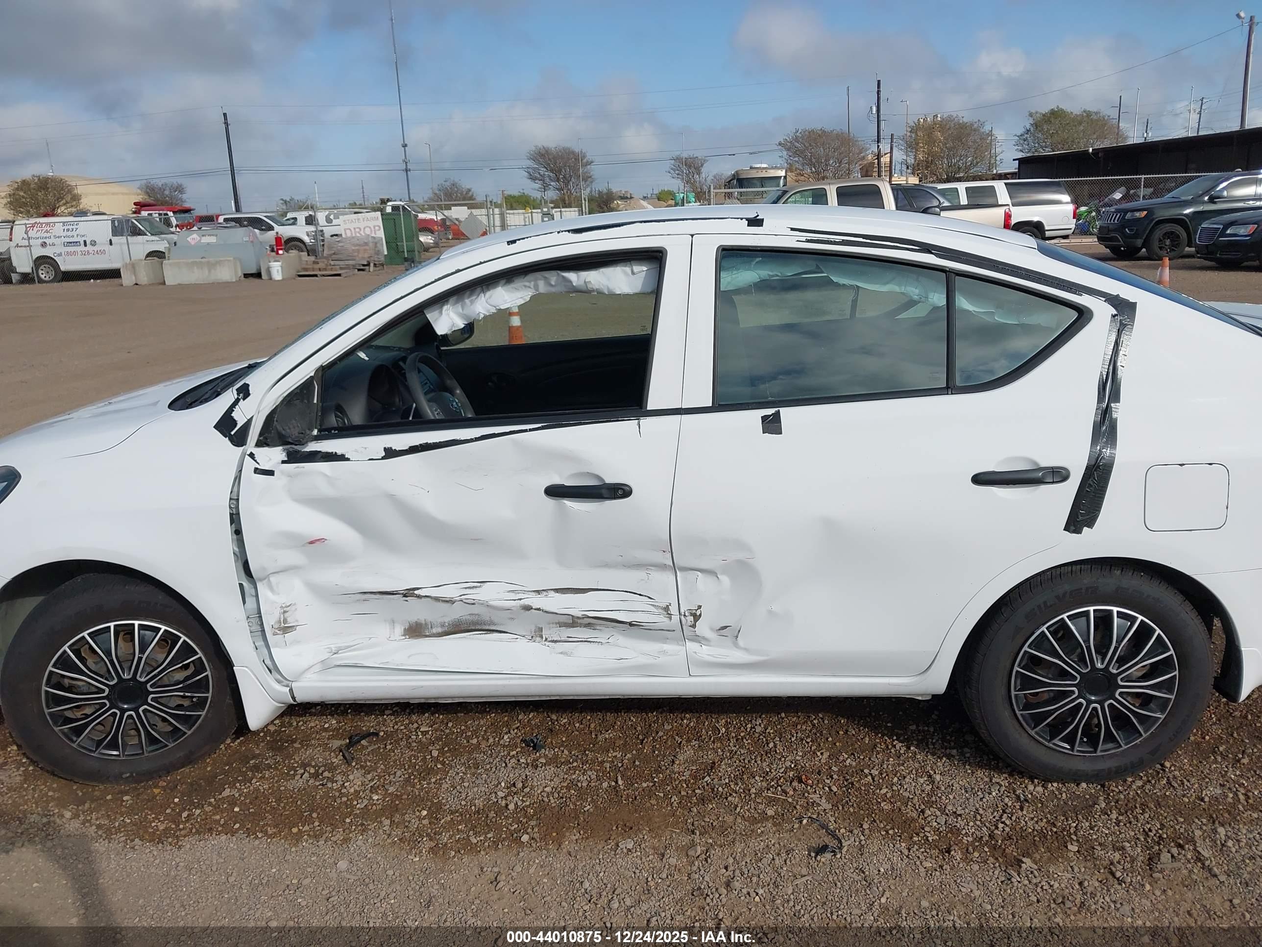 NISSAN VERSA image 6