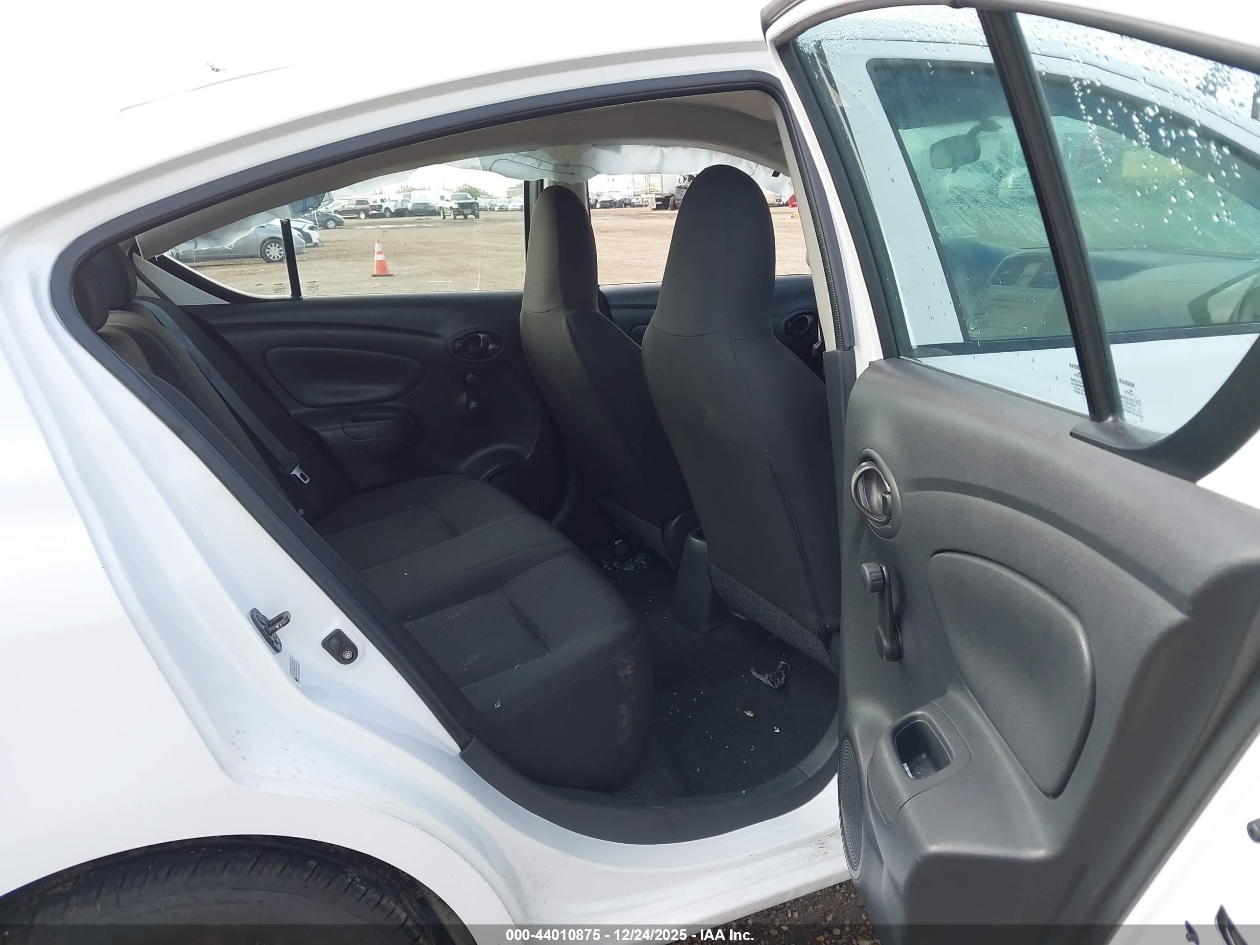 NISSAN VERSA image 8